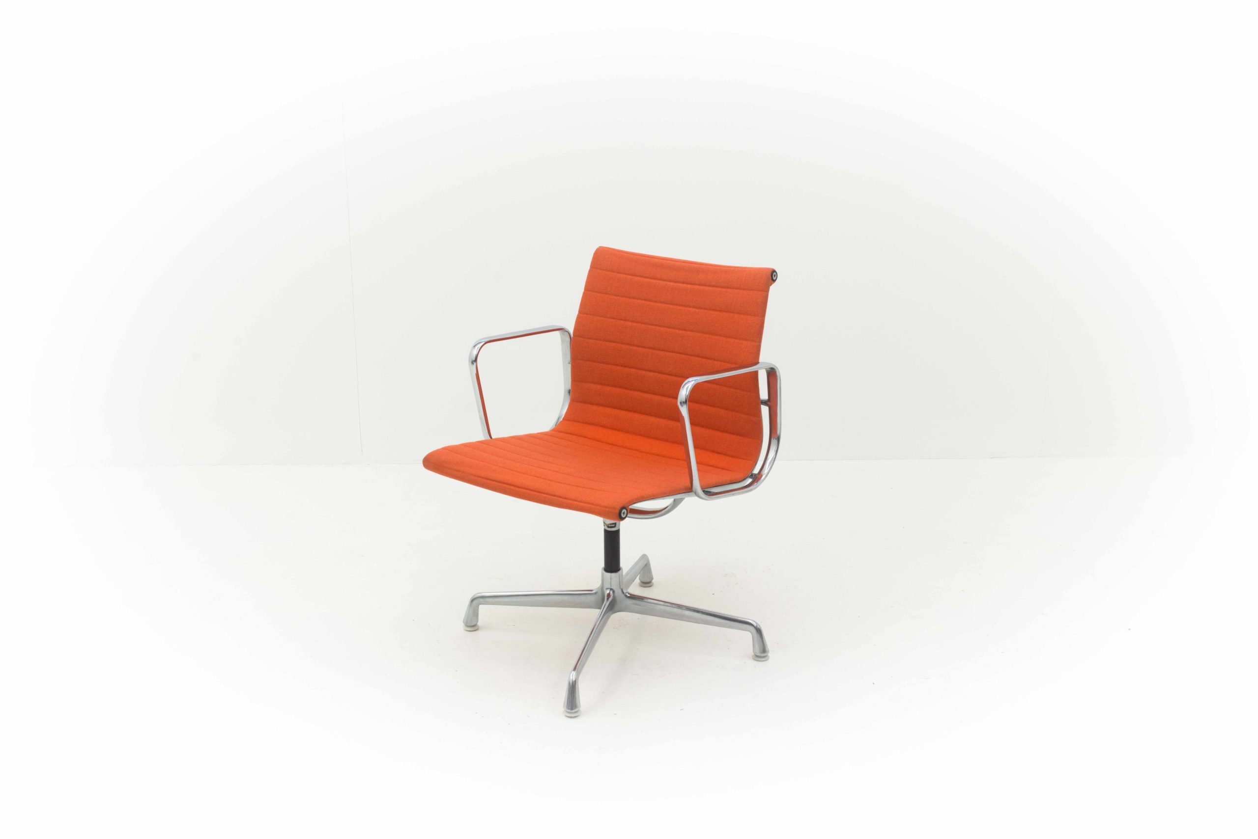 Eames EA 108 / 117 Bürostuhl von Vitra in orangenem Hopsak-0