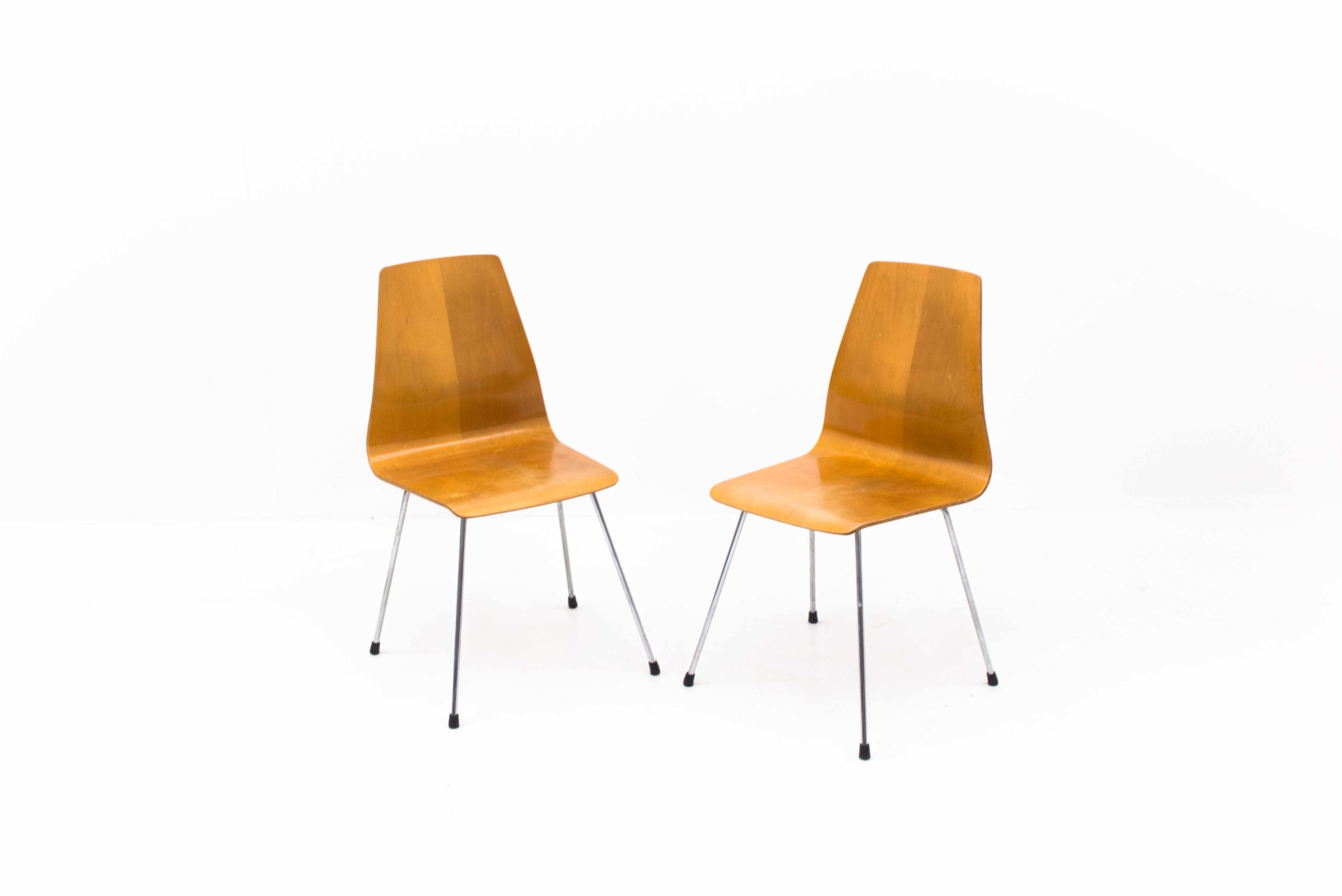 Schweizer Holzstühle mit filigranen Metallbeinen, im Zweierset-5