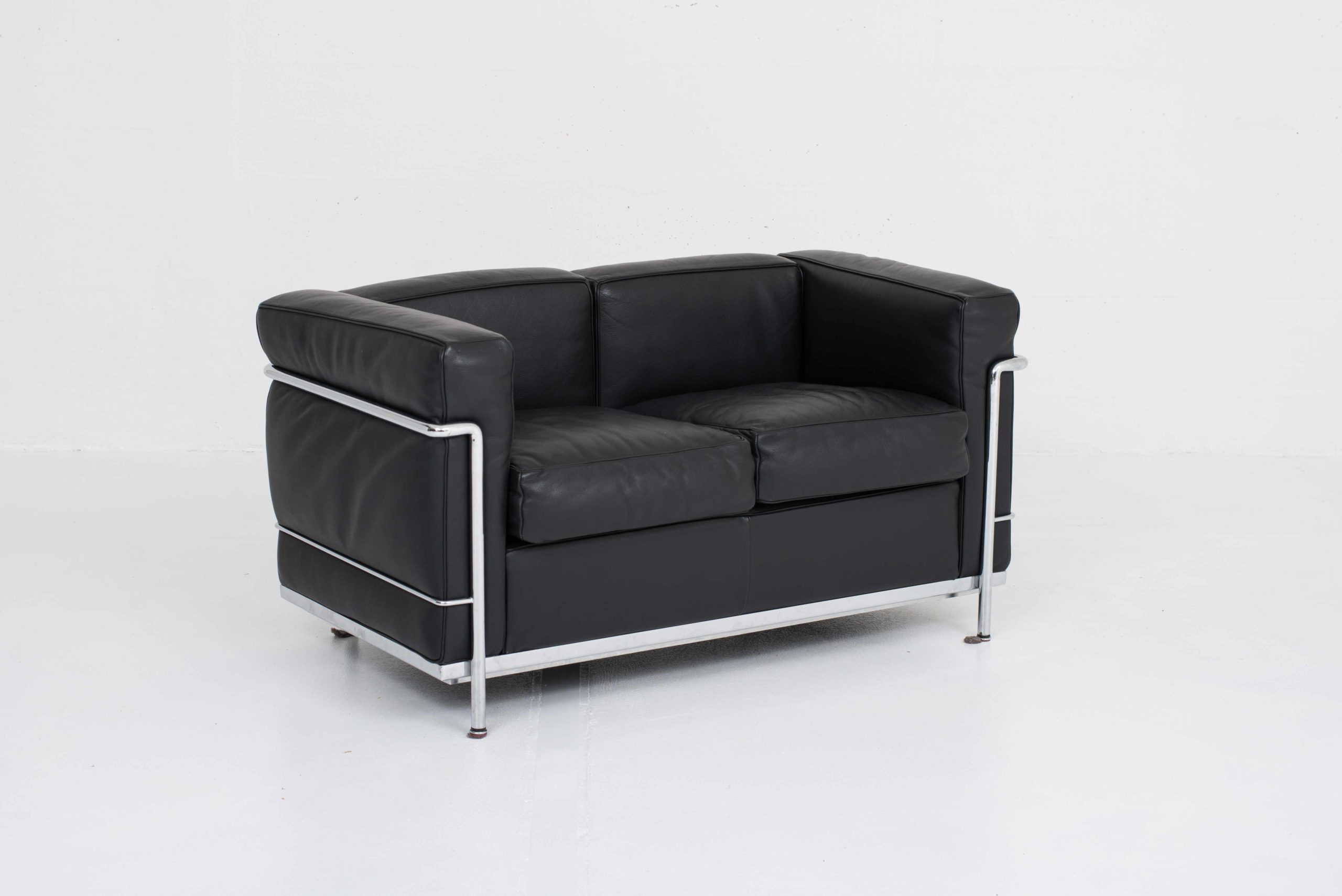 Le Corbusier LC2 2er Sofa von Cassina-0