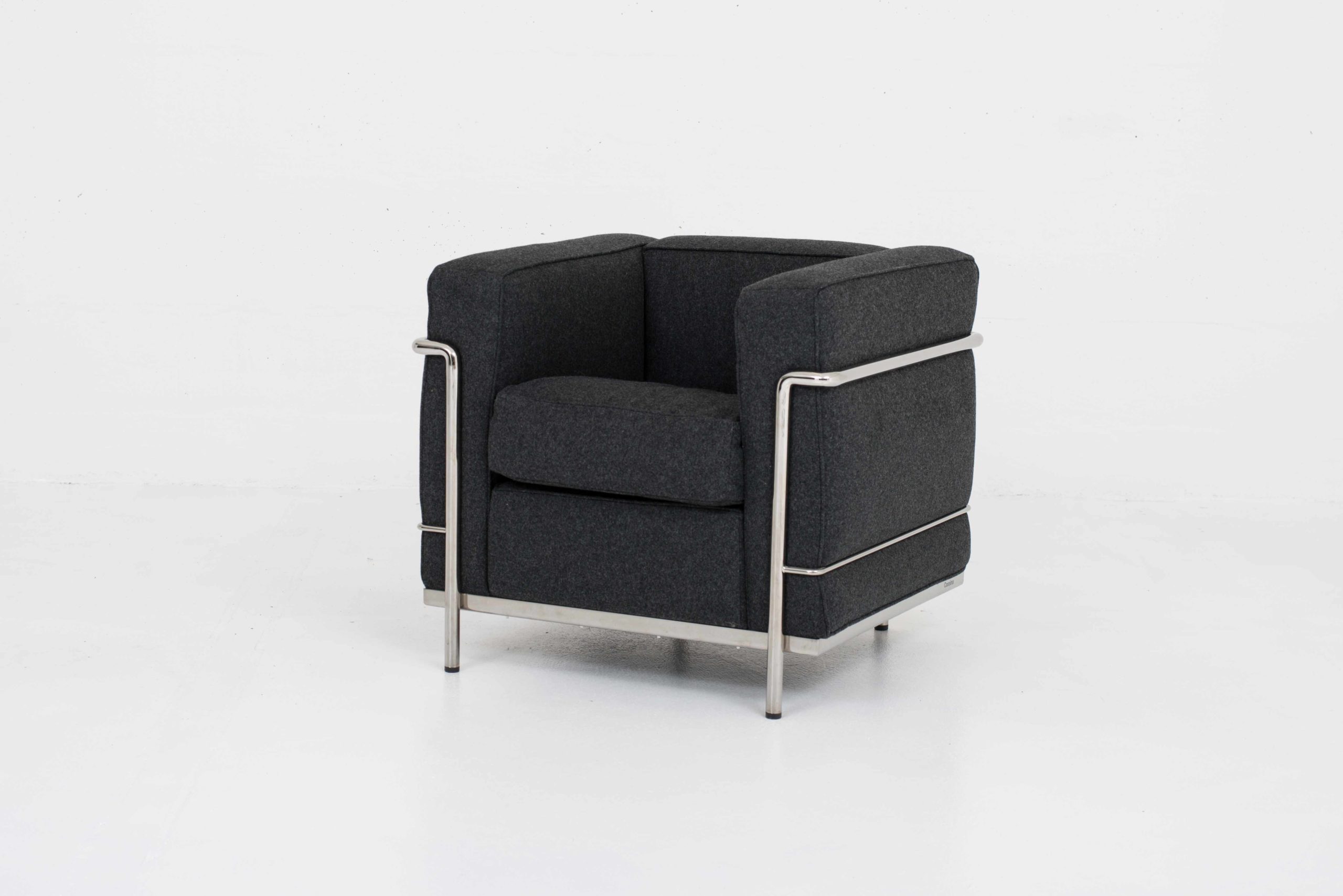 Le Corbusier LC2 Sessel von Cassina in Stoff-0