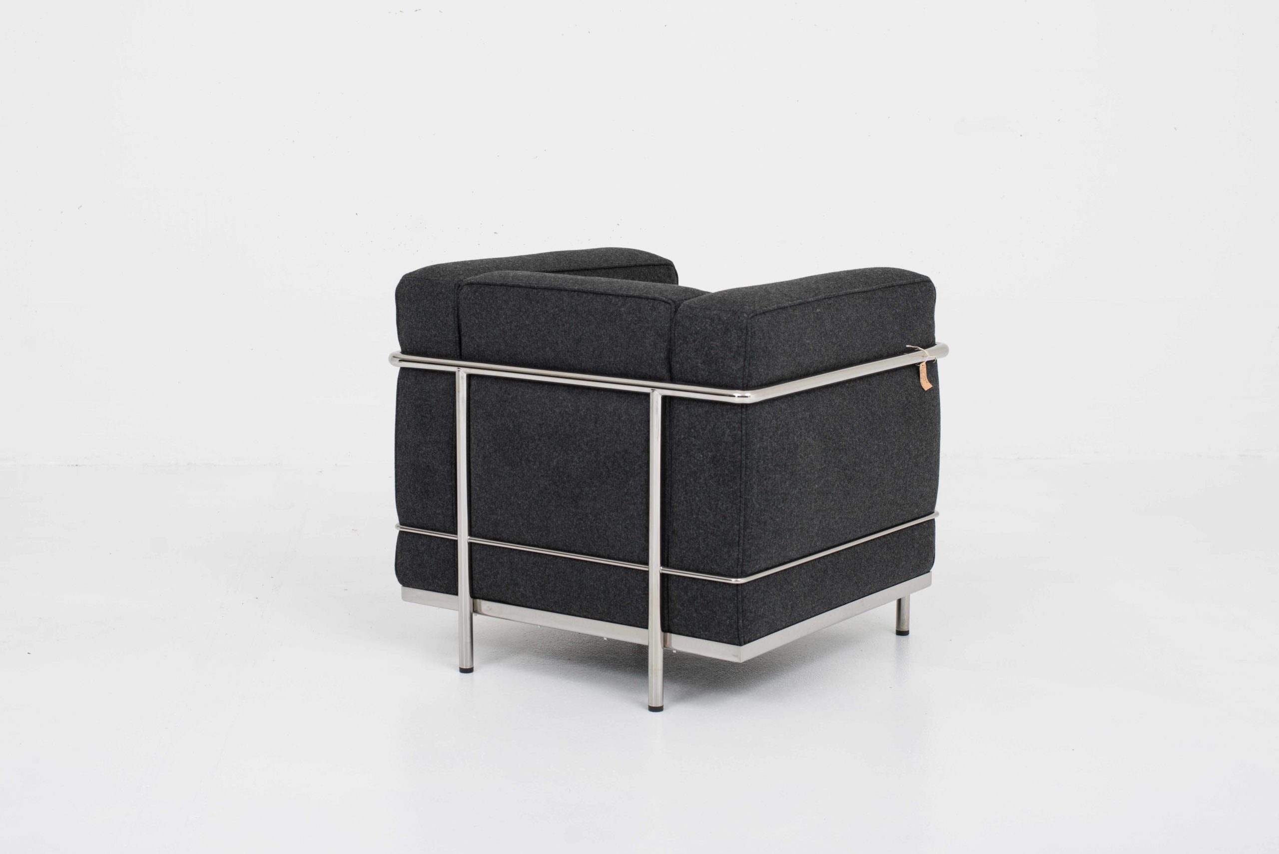 Le Corbusier LC2 Sessel von Cassina in Stoff-3