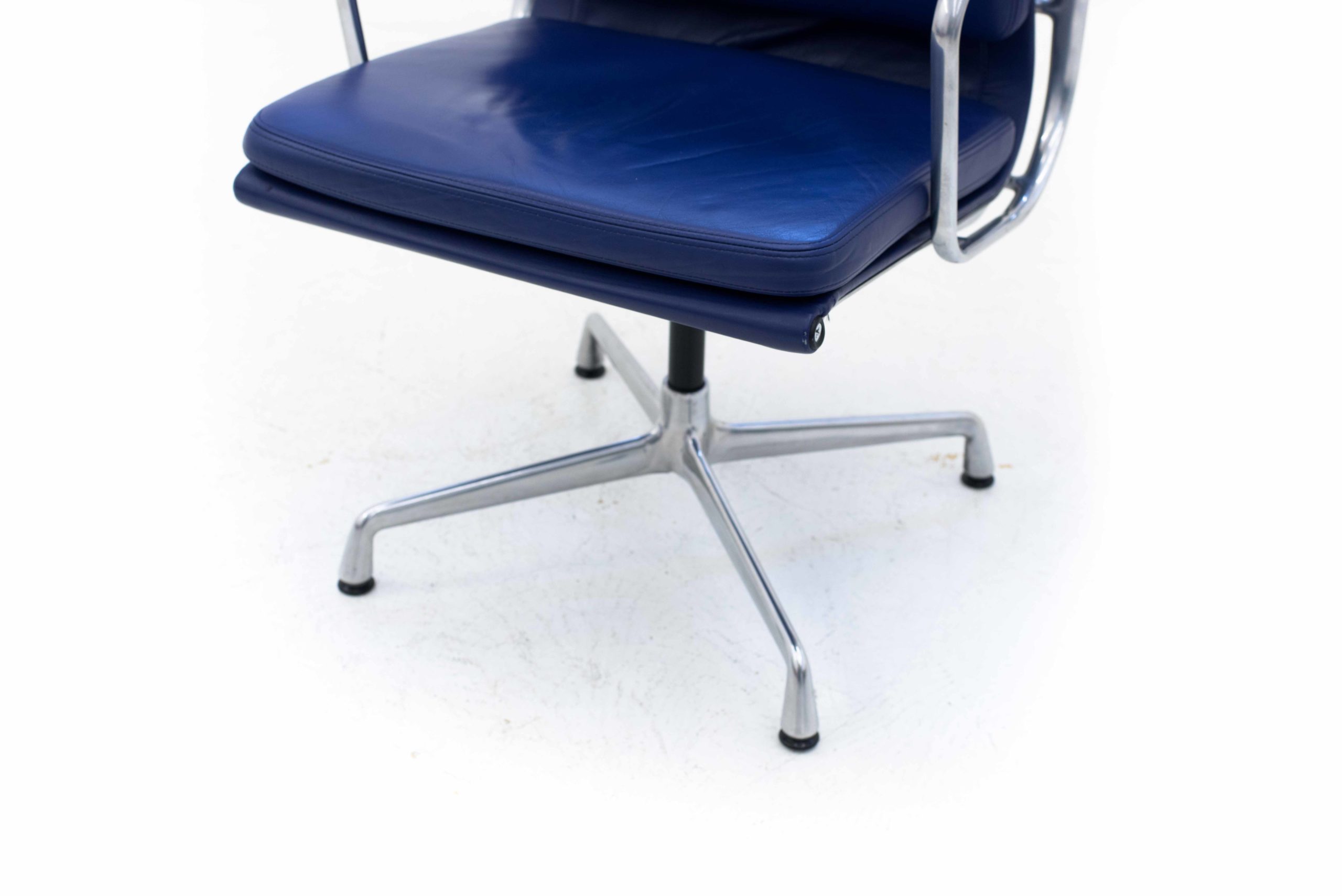 Eames EA 207 Soft Pad Bürostuhl von Vitra in blauem Leder &amp; Aluminium poliert-3