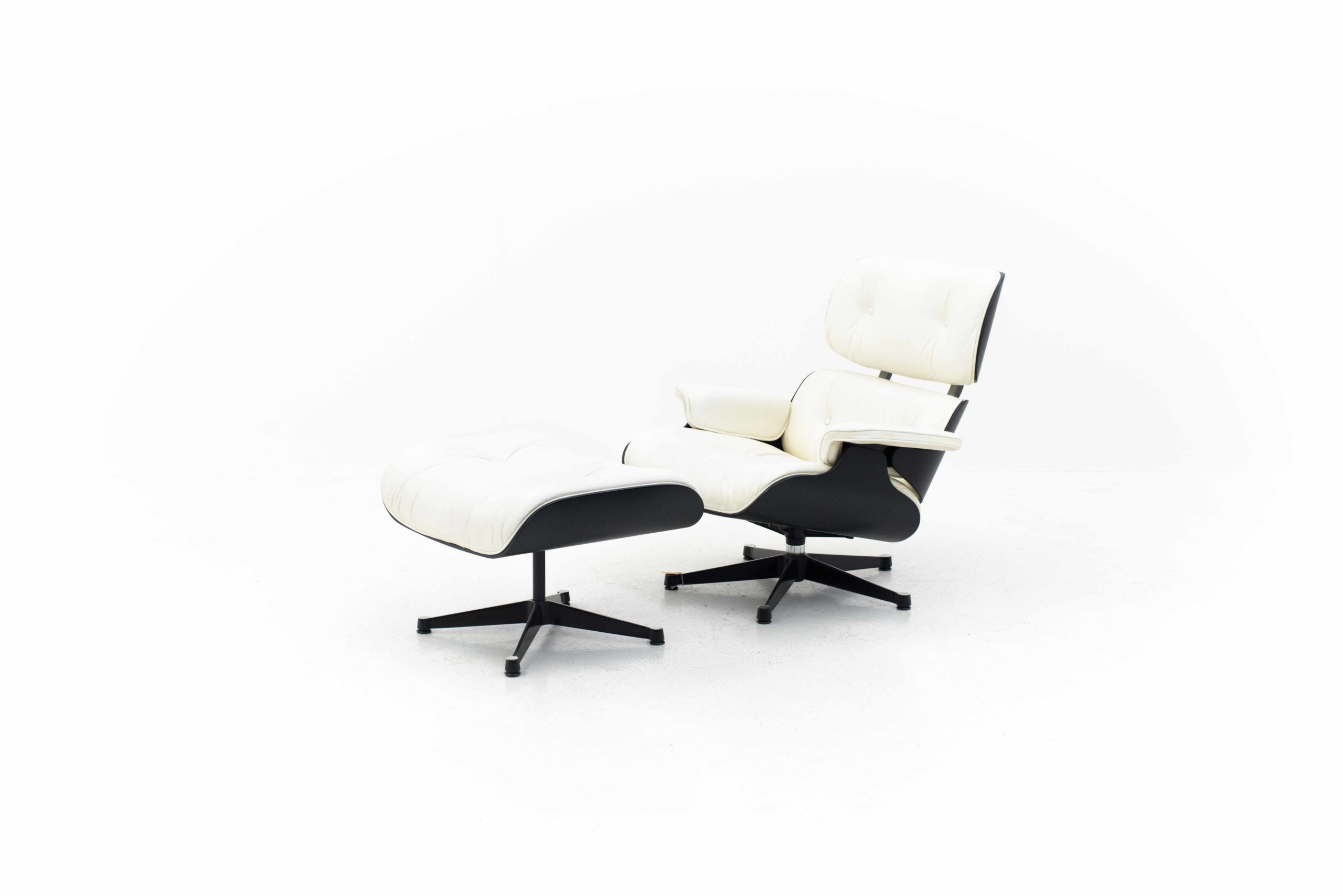 Charles &amp; Ray Eames 670 Lounge Chair von Vitra-0