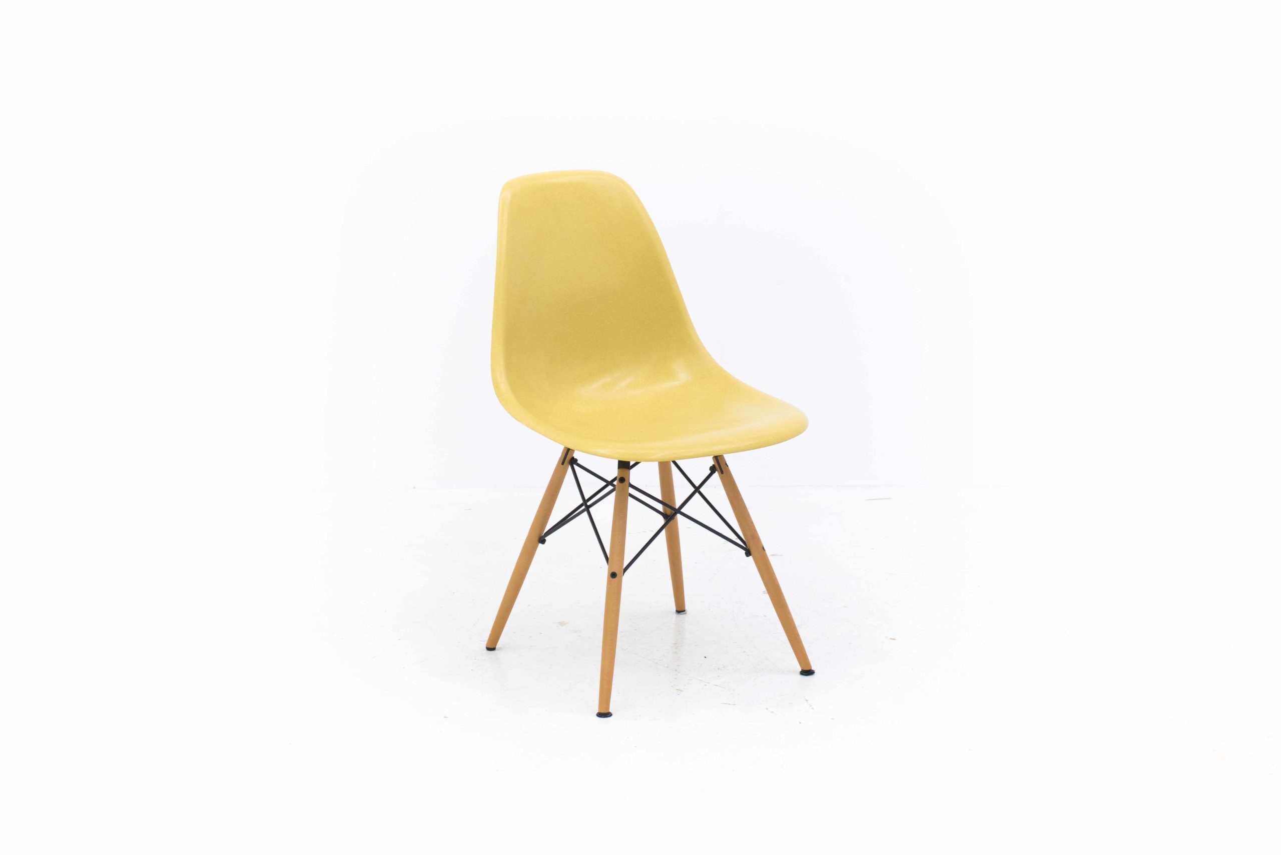Vitra / Hermann Miller Fiberglas Side Chair von Eames-10