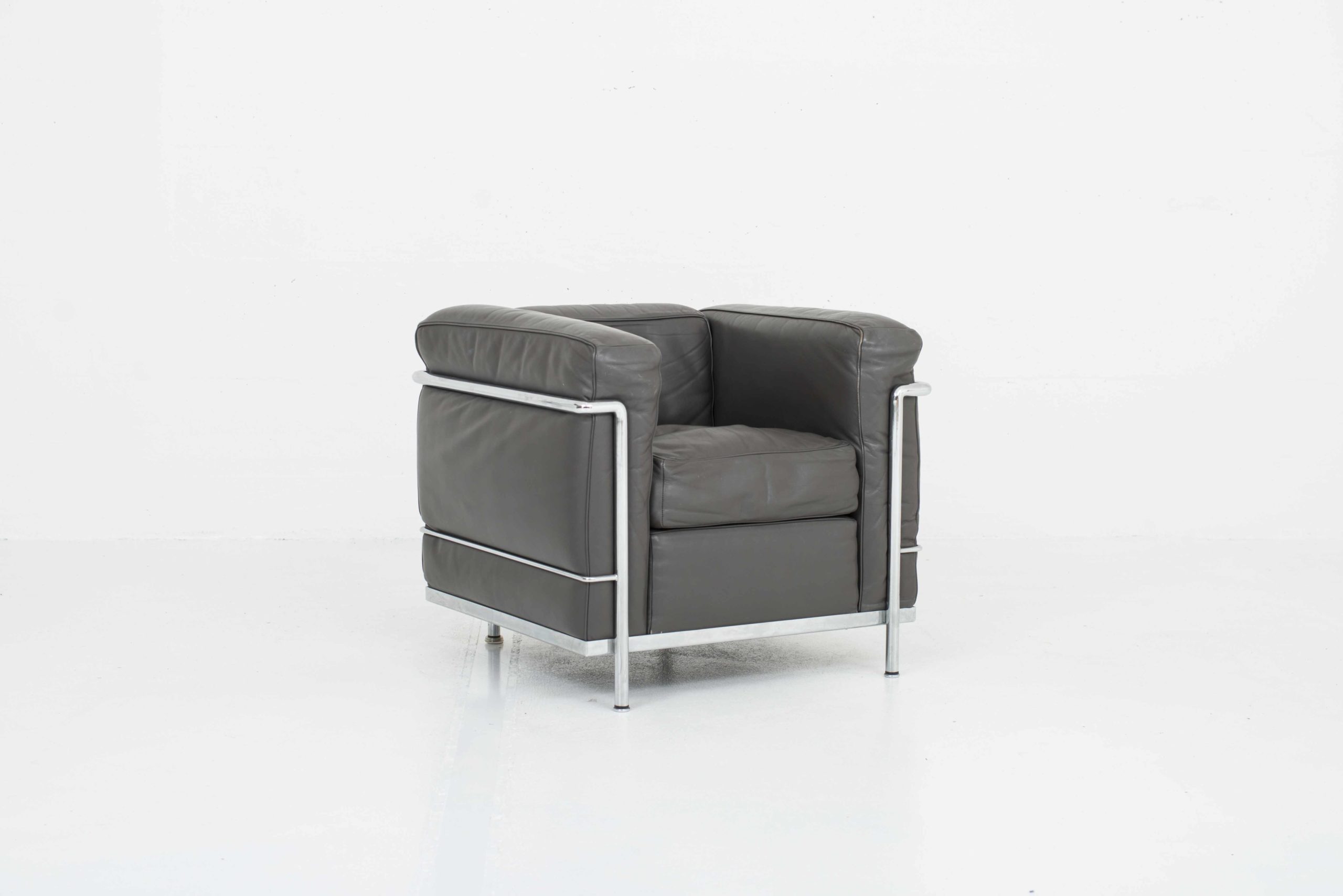 Le Corbusier LC2 Sessel von Cassina in Grau-3