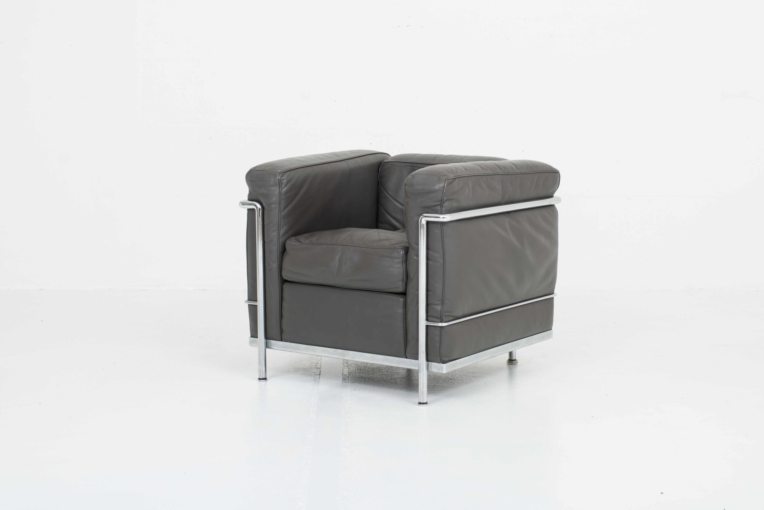 Cassina LC2 Sessel von Le Corbusier in Grau-1