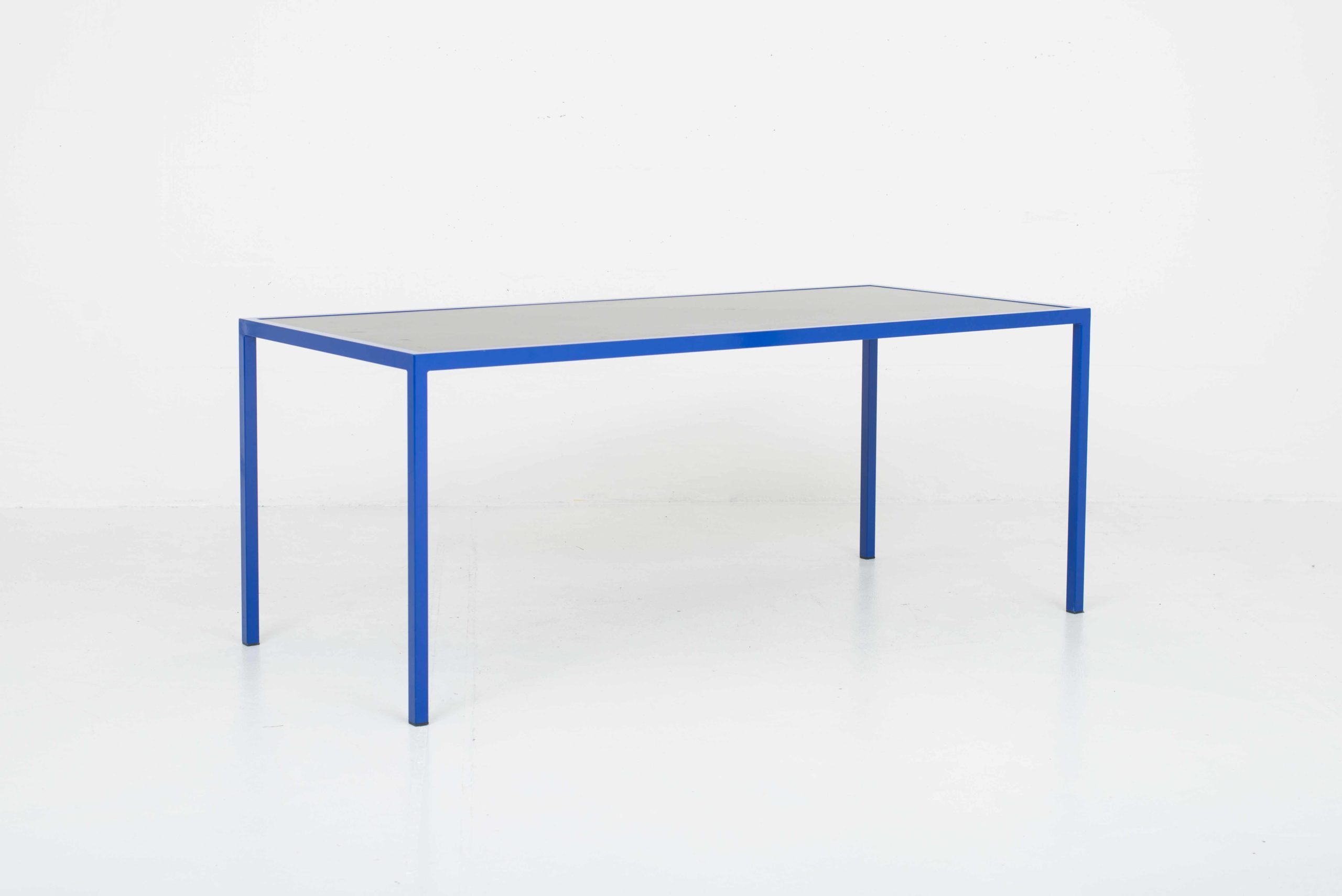 Minimalistischer Esstisch / Schreibtisch mit blauem Stahlgestell-0