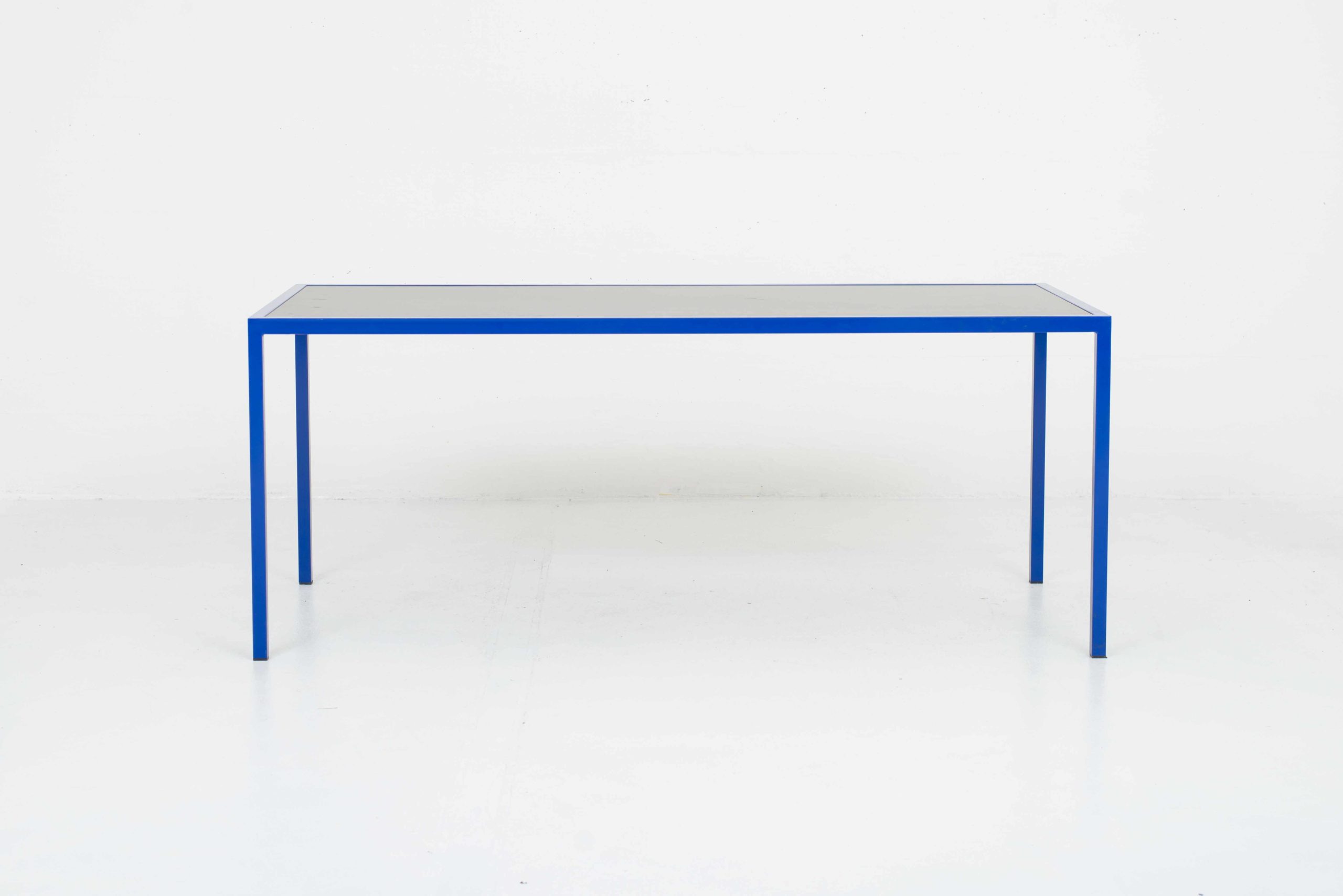 Minimalistischer Esstisch / Schreibtisch mit blauem Stahlgestell-1