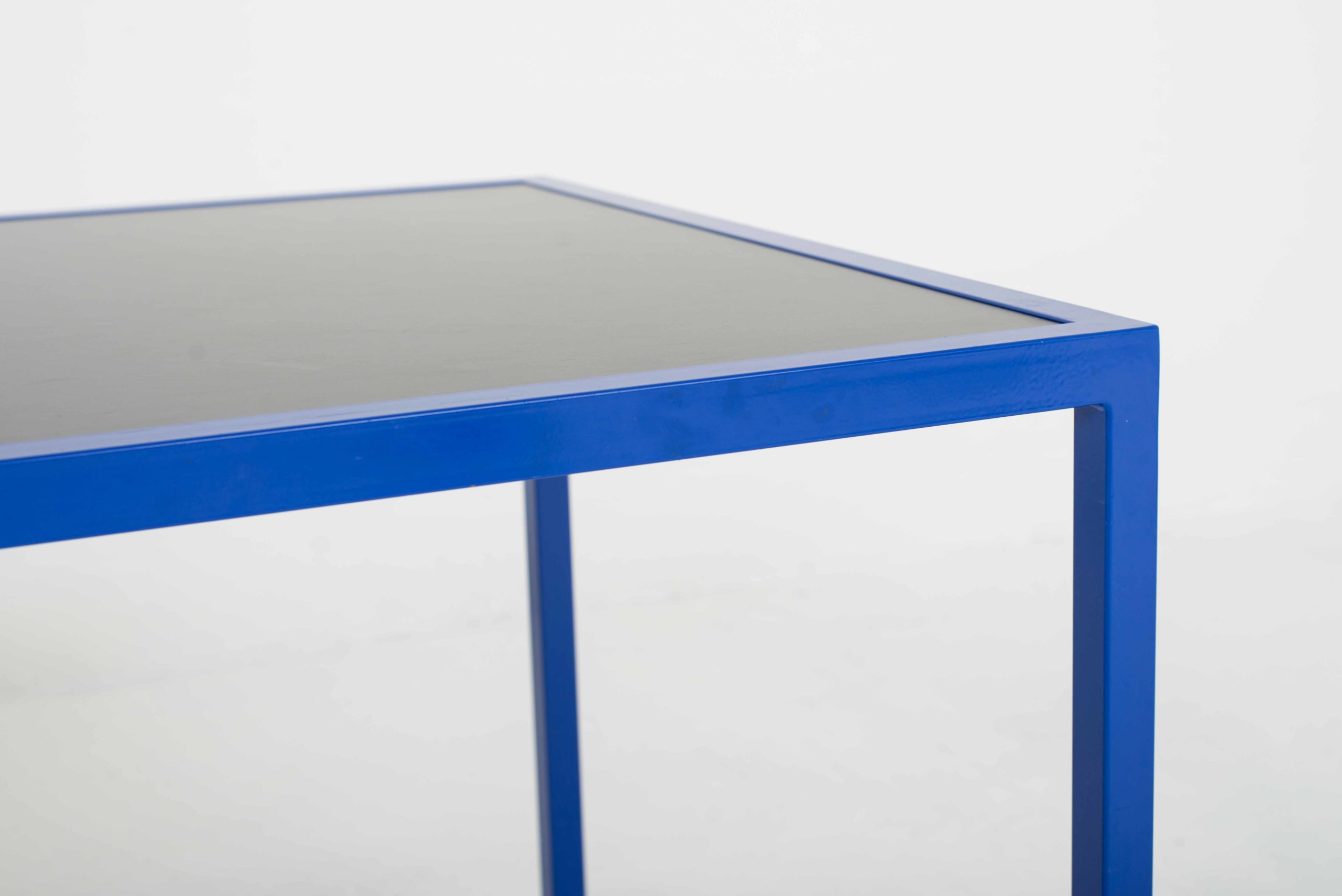 Minimalistischer Esstisch / Schreibtisch mit blauem Stahlgestell-5