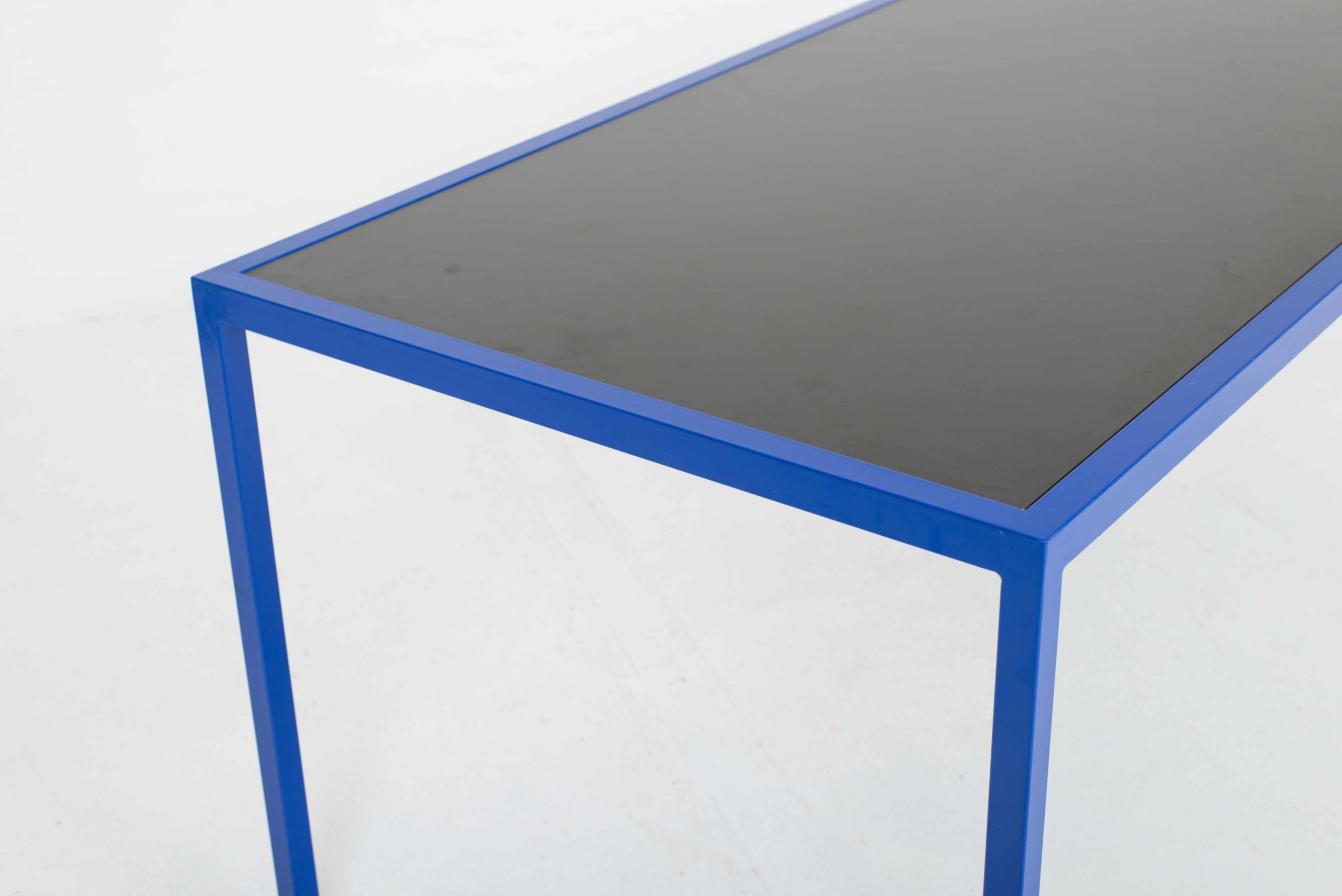 Minimalistischer Esstisch / Schreibtisch mit blauem Stahlgestell-7