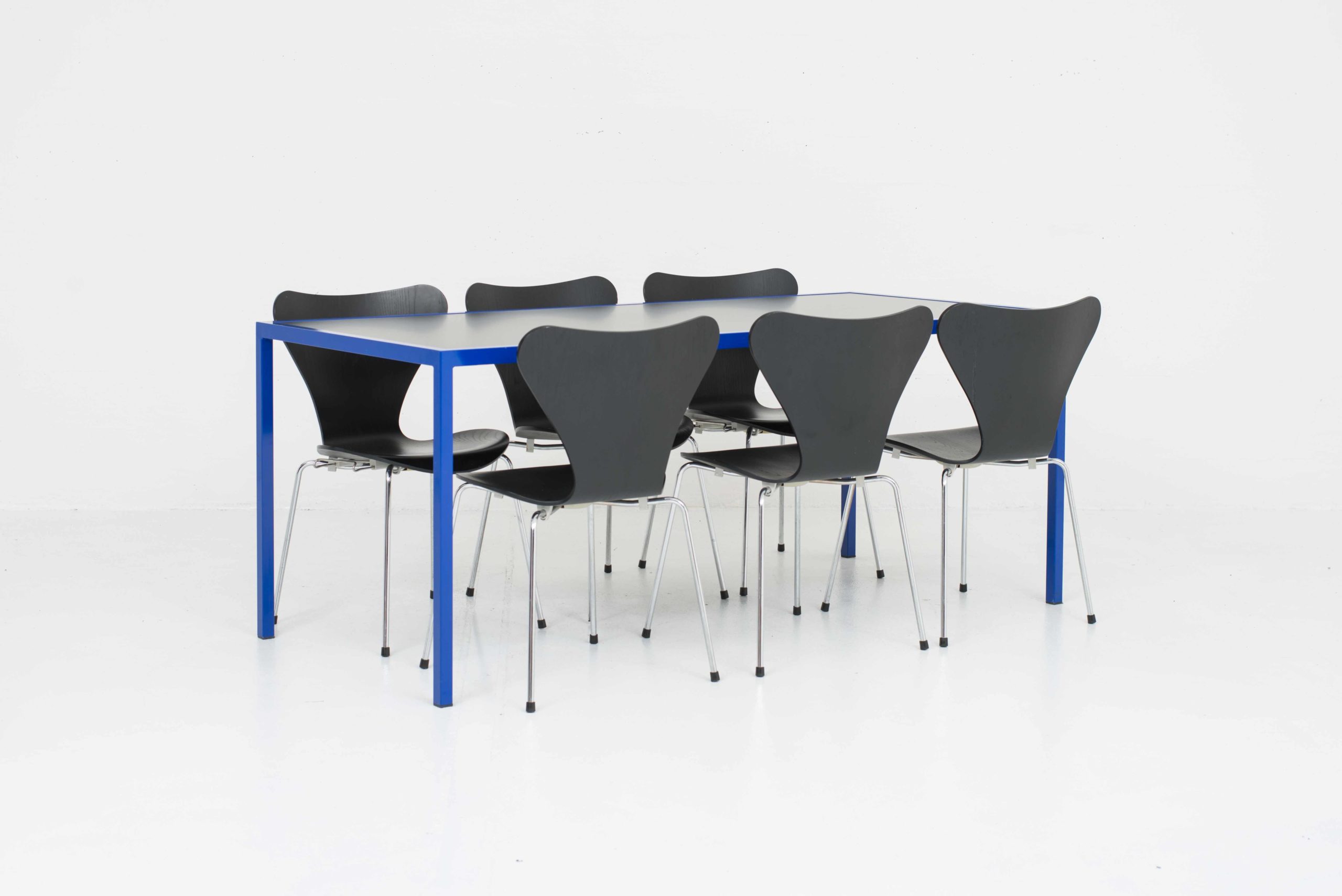 Minimalistischer Esstisch / Schreibtisch mit blauem Stahlgestell-2
