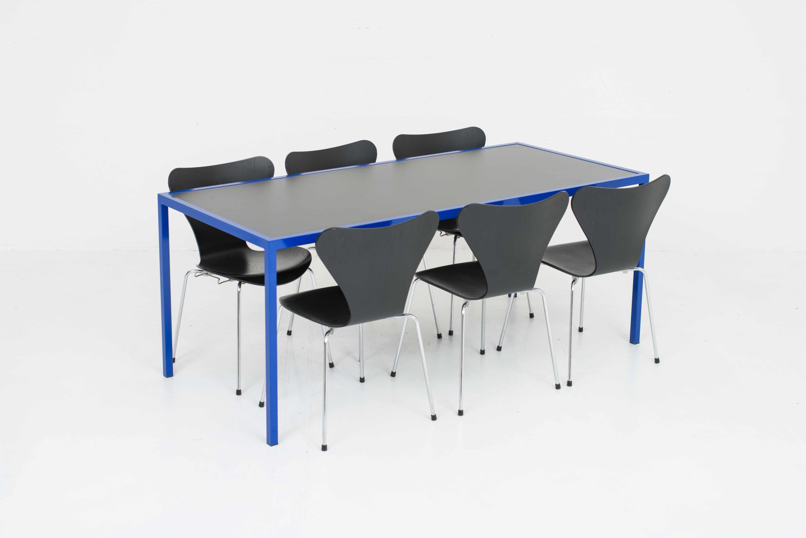 Minimalistischer Esstisch / Schreibtisch mit blauem Stahlgestell-3