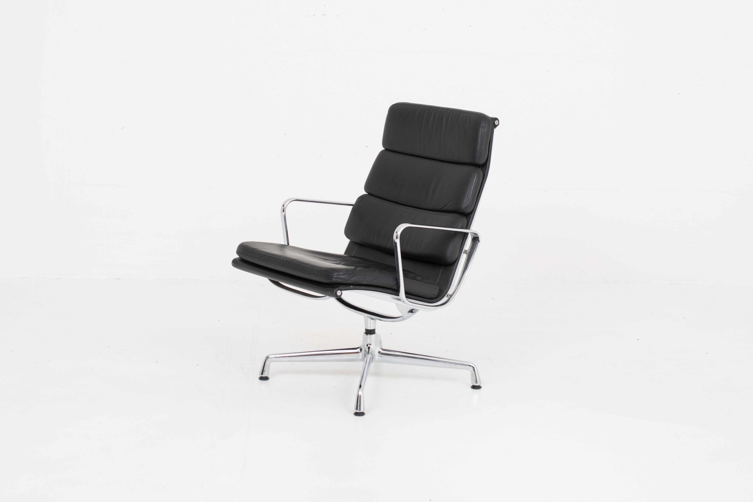 Eames EA 215 Soft Pad Chair von Vitra-0