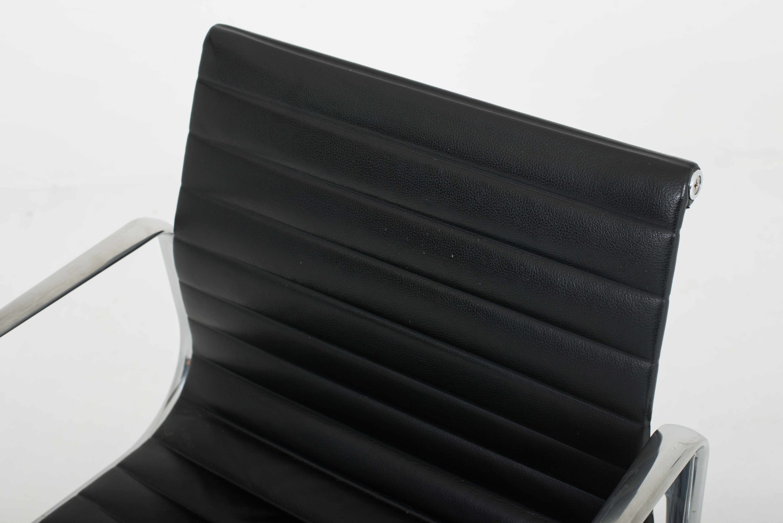 Eames EA 117 Bürostuhl von Vitra in schwarzem Leder &amp; Aluminium poliert-7