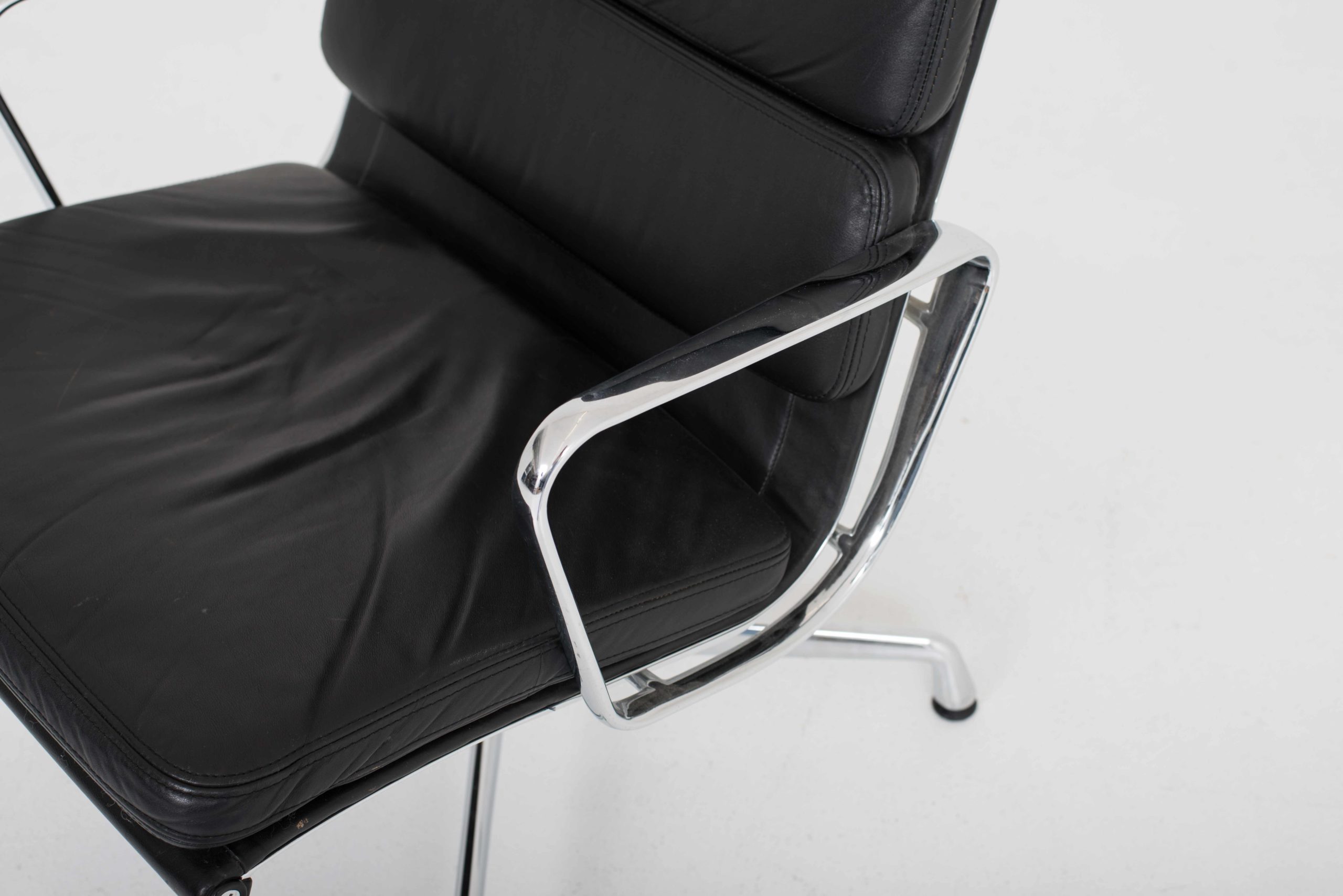 Eames EA 215 Soft Pad Chair von Vitra-6