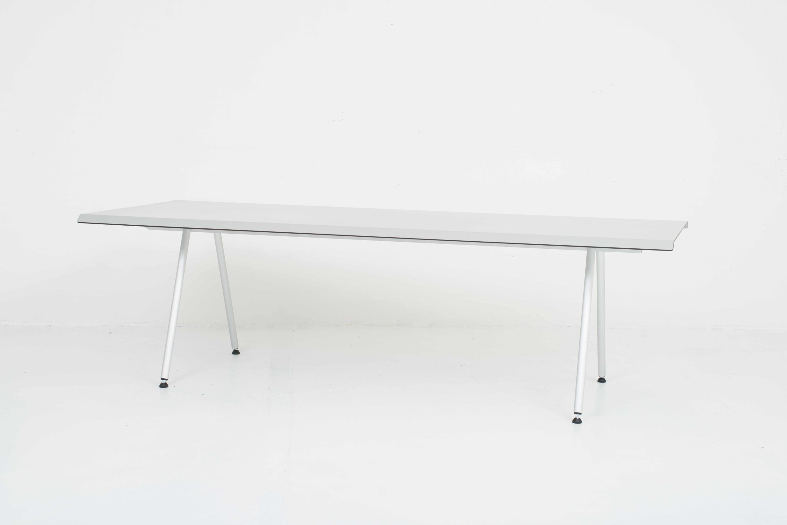 WOGG Tira Tisch von Atelier Oï-1