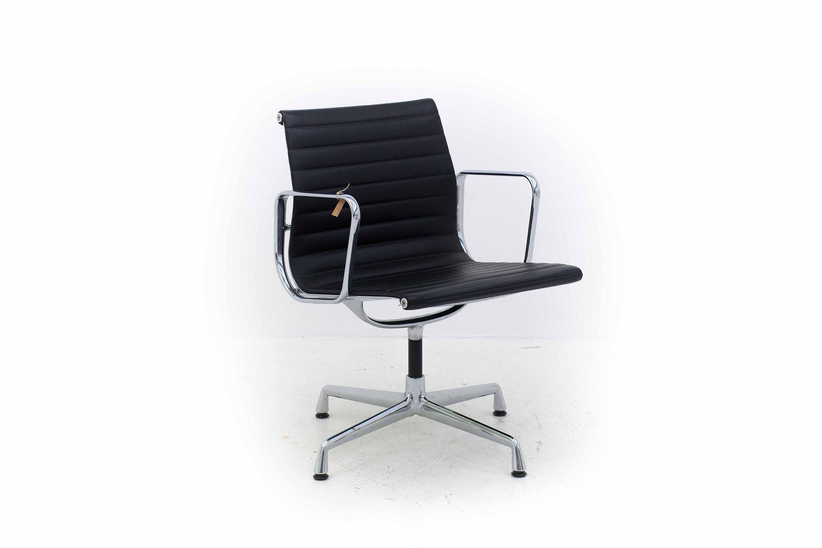 Vitra EA 108 Bürostuhl von Eames in schwarzem Leder &amp; Aluminium poliert-3