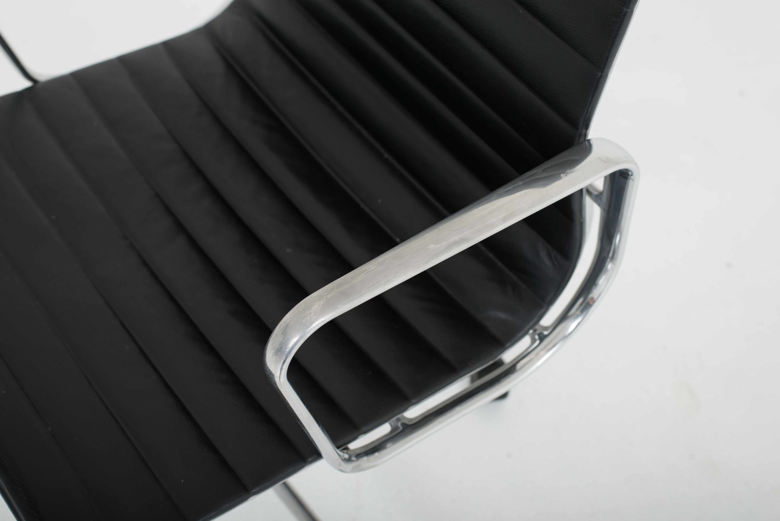 Eames EA 117 Bürostuhl von Vitra in schwarzem Leder &amp; Aluminium poliert-5
