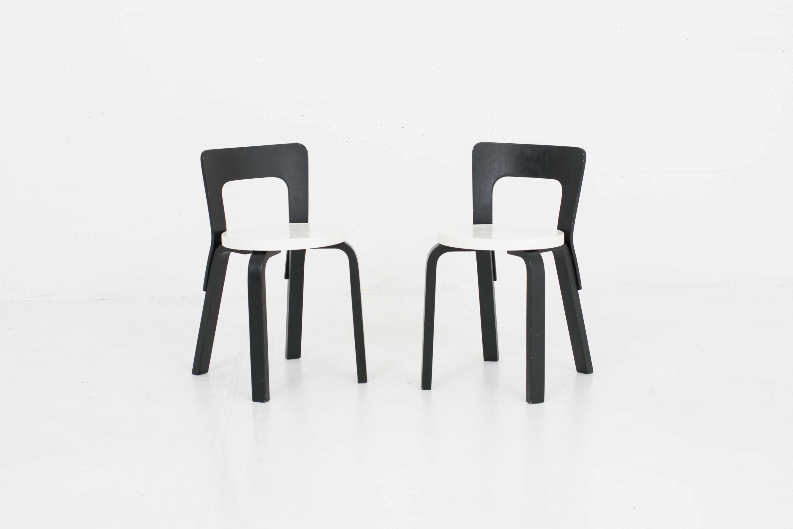 Artek Chair 65 von Alvar Aalto, im Zweierset-0