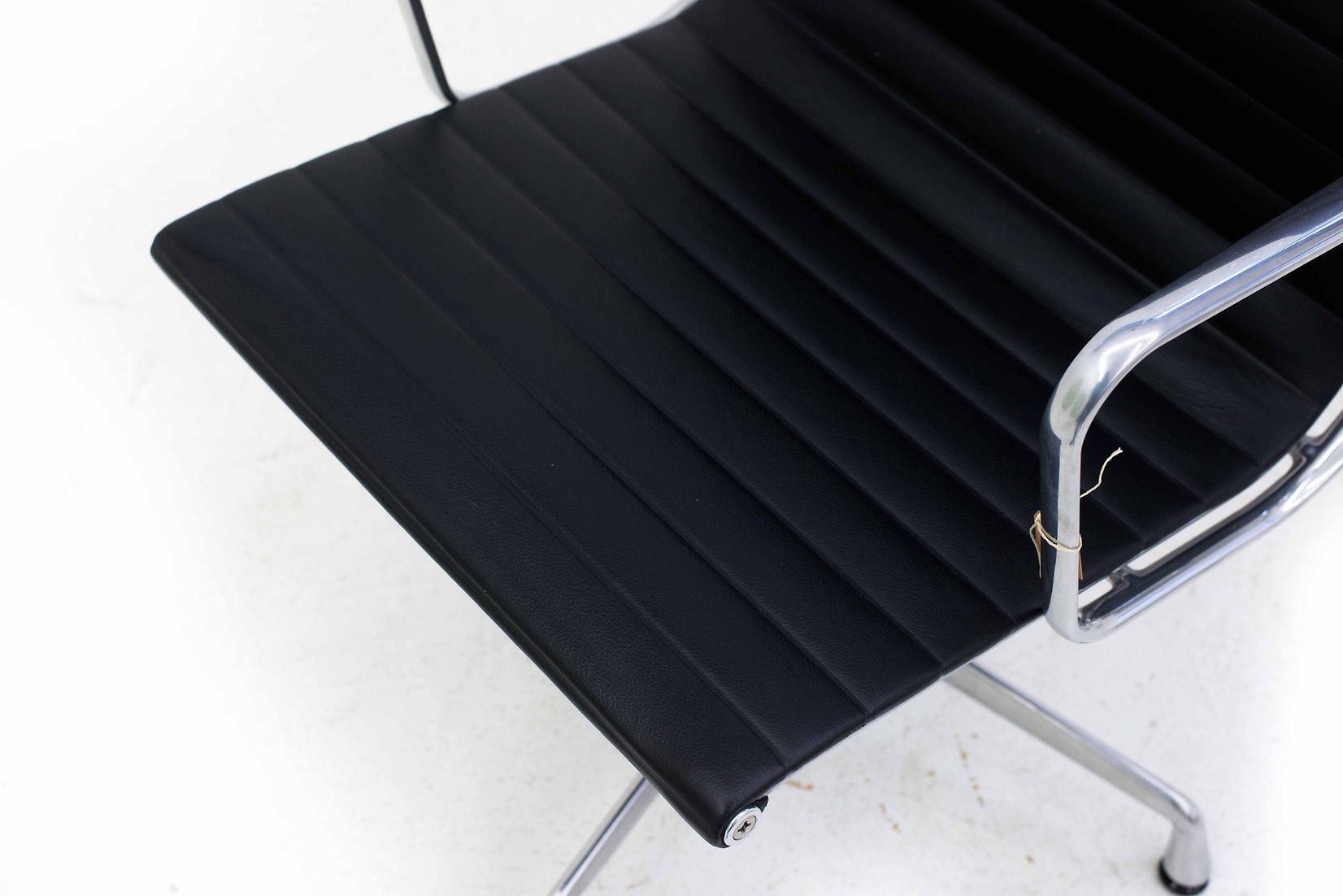 Eames EA 108 Bürostuhl von Vitra in schwarzem Leder &amp; Aluminium poliert-5
