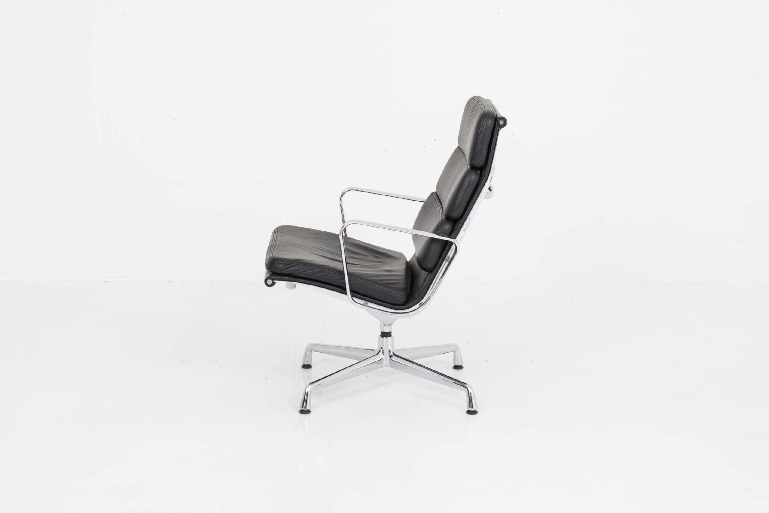 Eames EA 215 Soft Pad Chair von Vitra-2