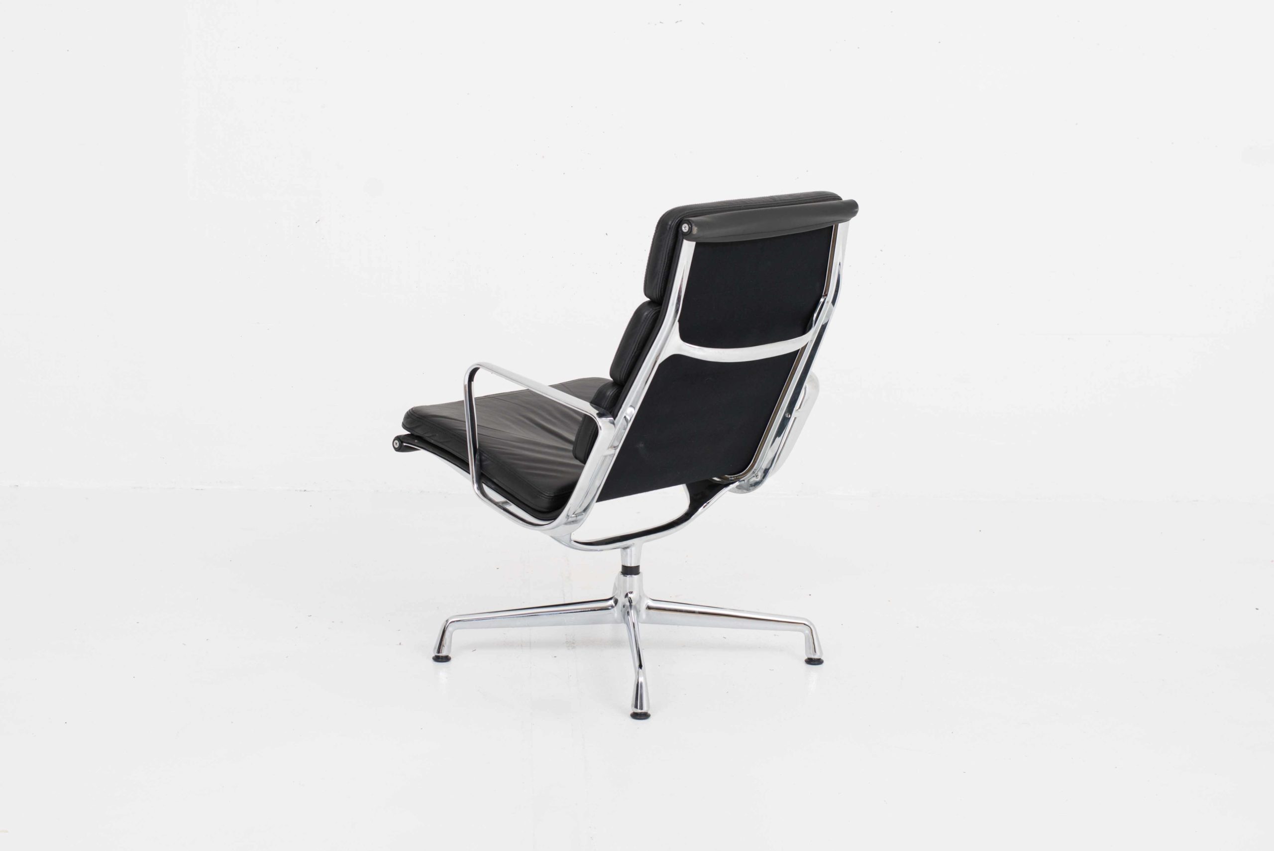 Eames EA 215 Soft Pad Chair von Vitra-1