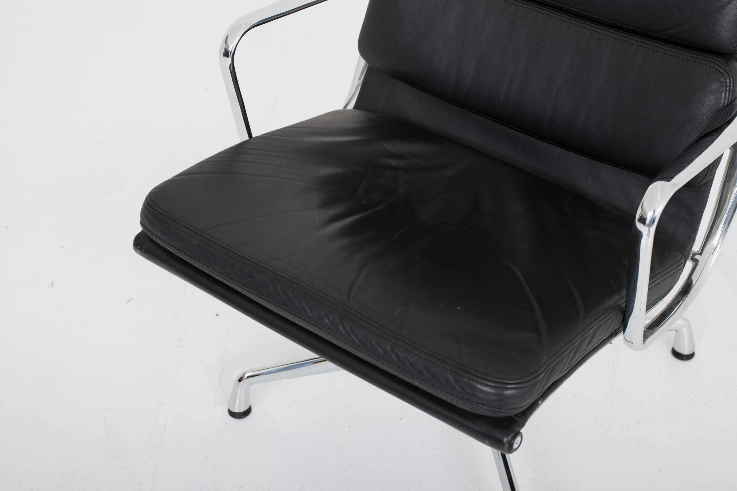 Eames EA 215 Soft Pad Chair von Vitra-5