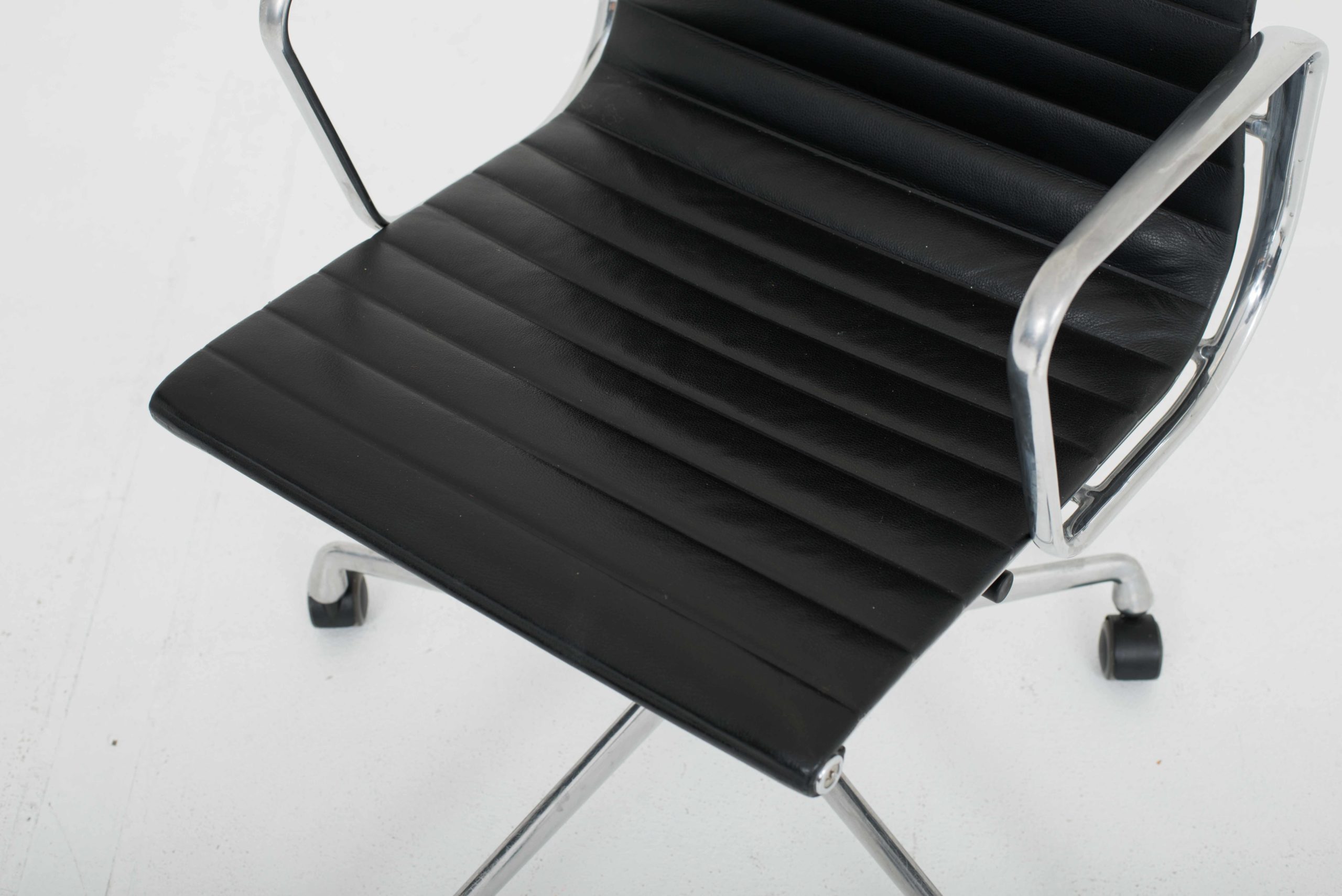 Eames EA 117 Bürostuhl von Vitra in schwarzem Leder &amp; Aluminium poliert-4