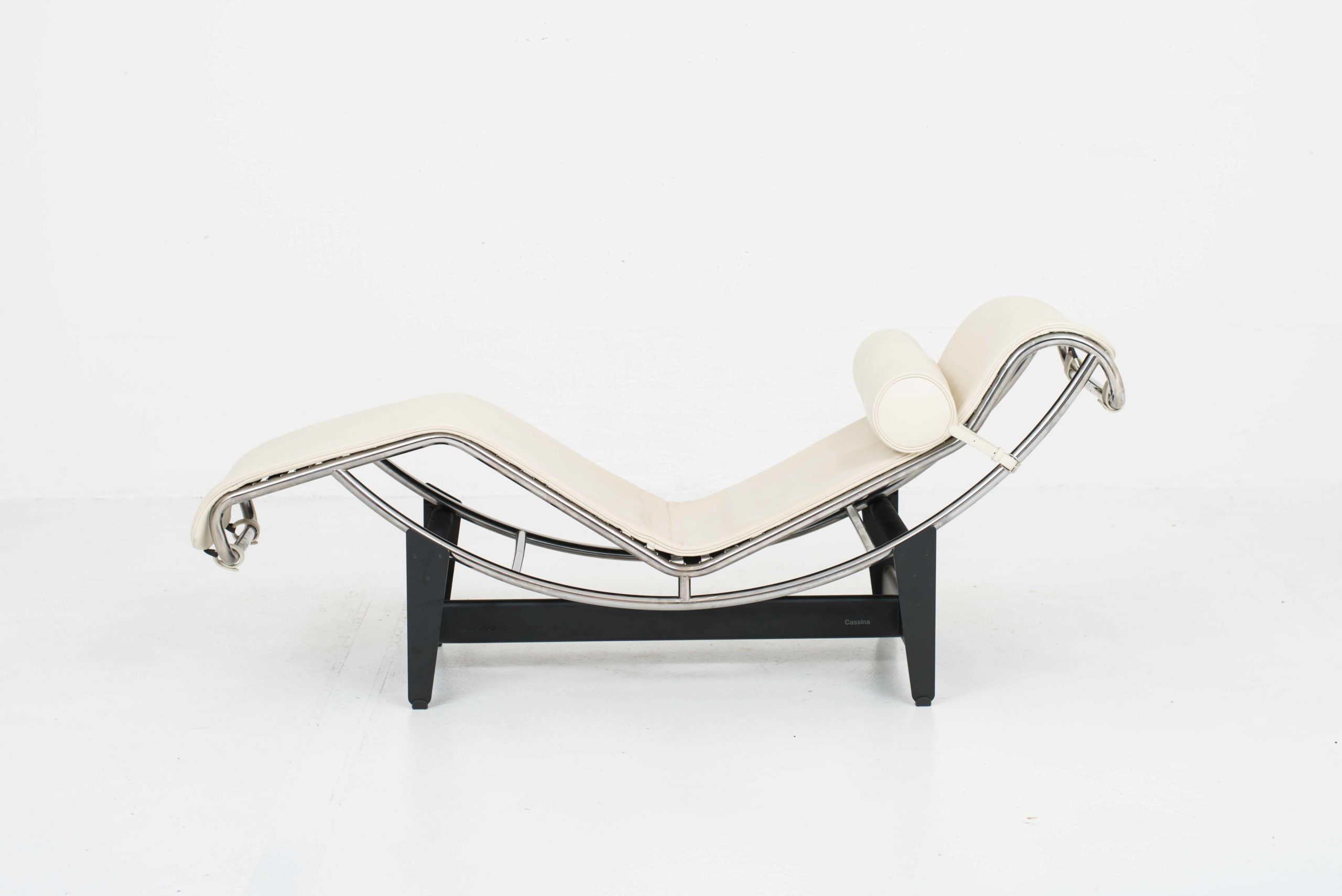 Le Corbusier LC4 Chaise Longue von Cassina in Creme-1