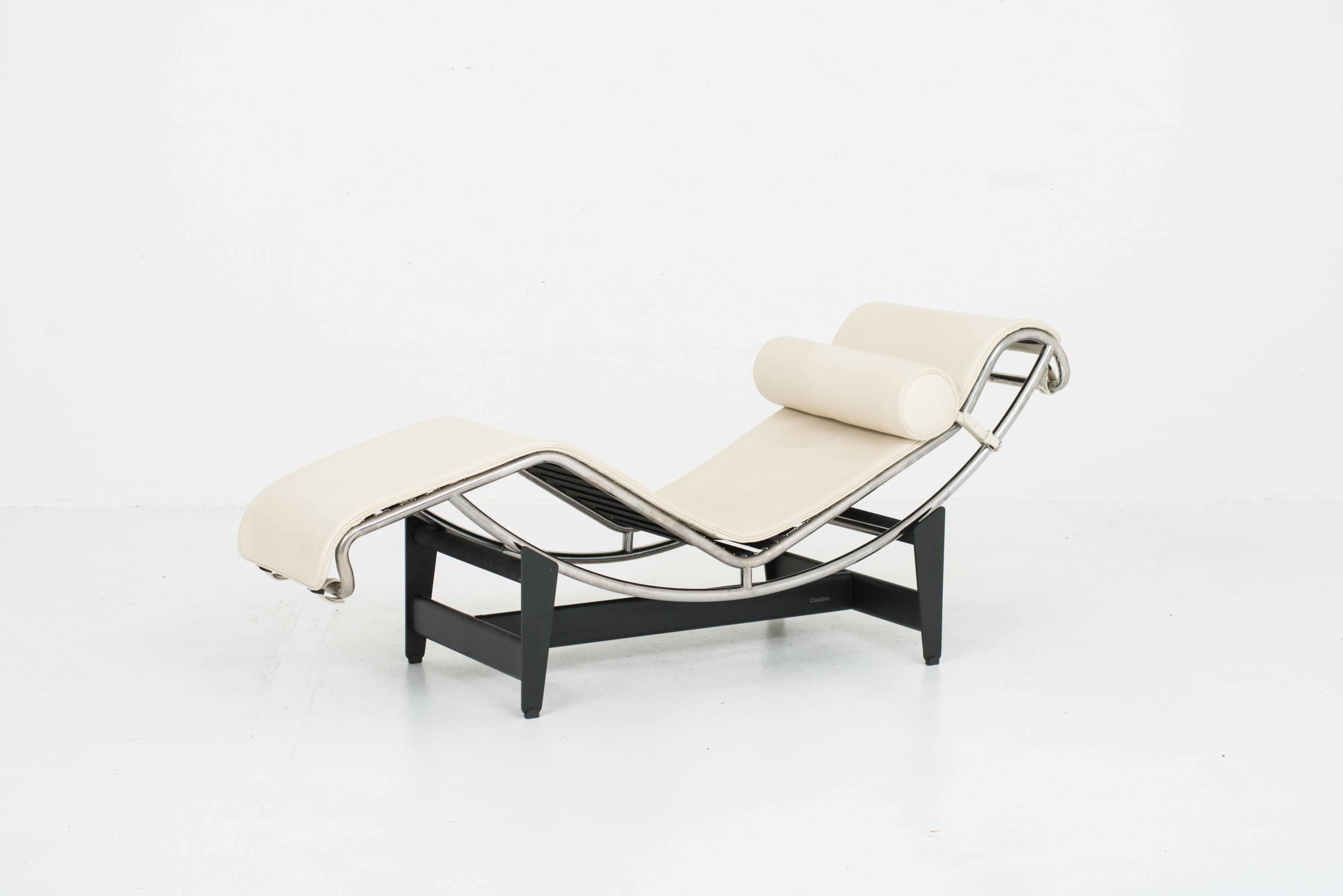 Le Corbusier LC4 Chaise Longue von Cassina in Creme-0