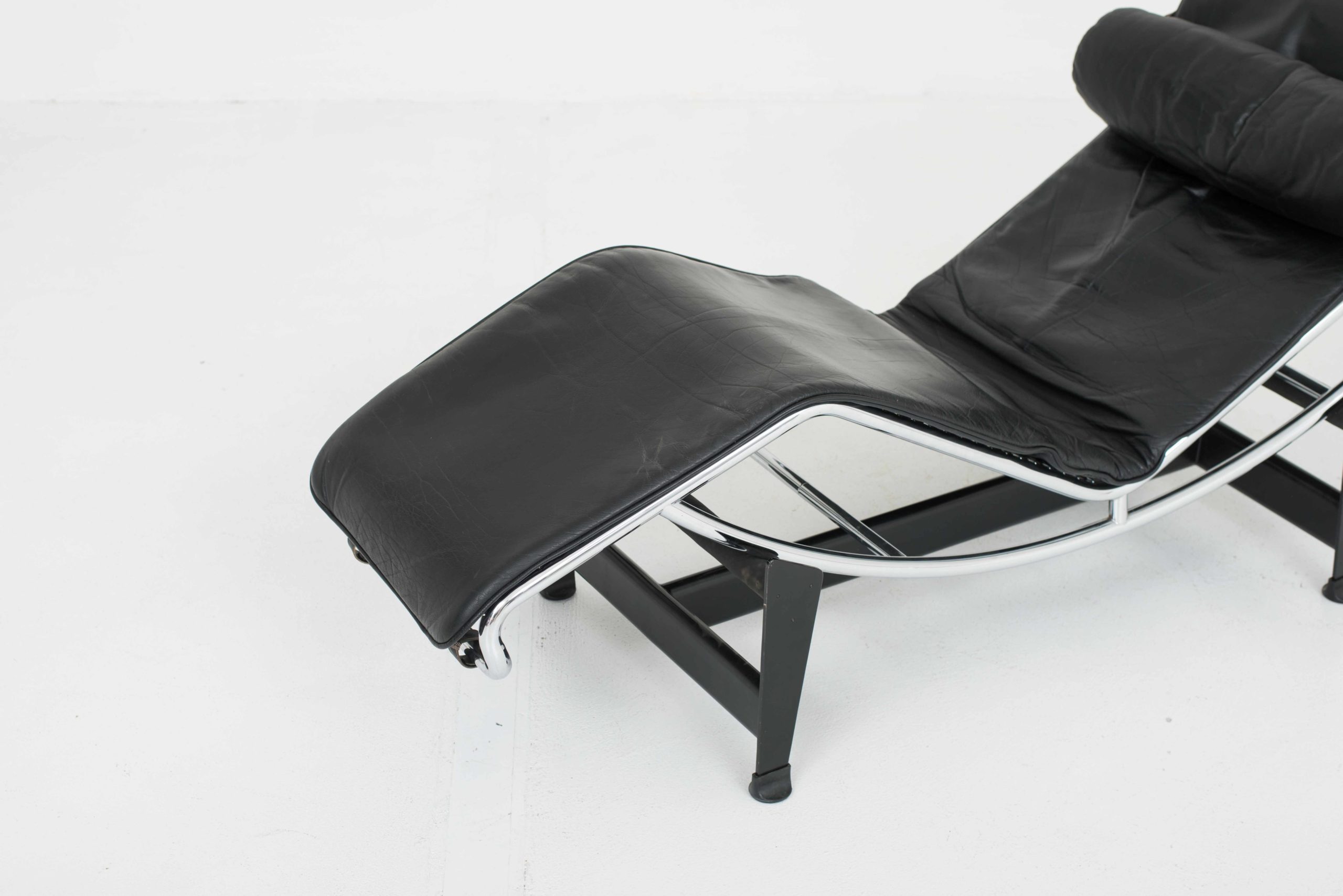 Le Corbusier LC4 Chaise Longue von Cassina-2