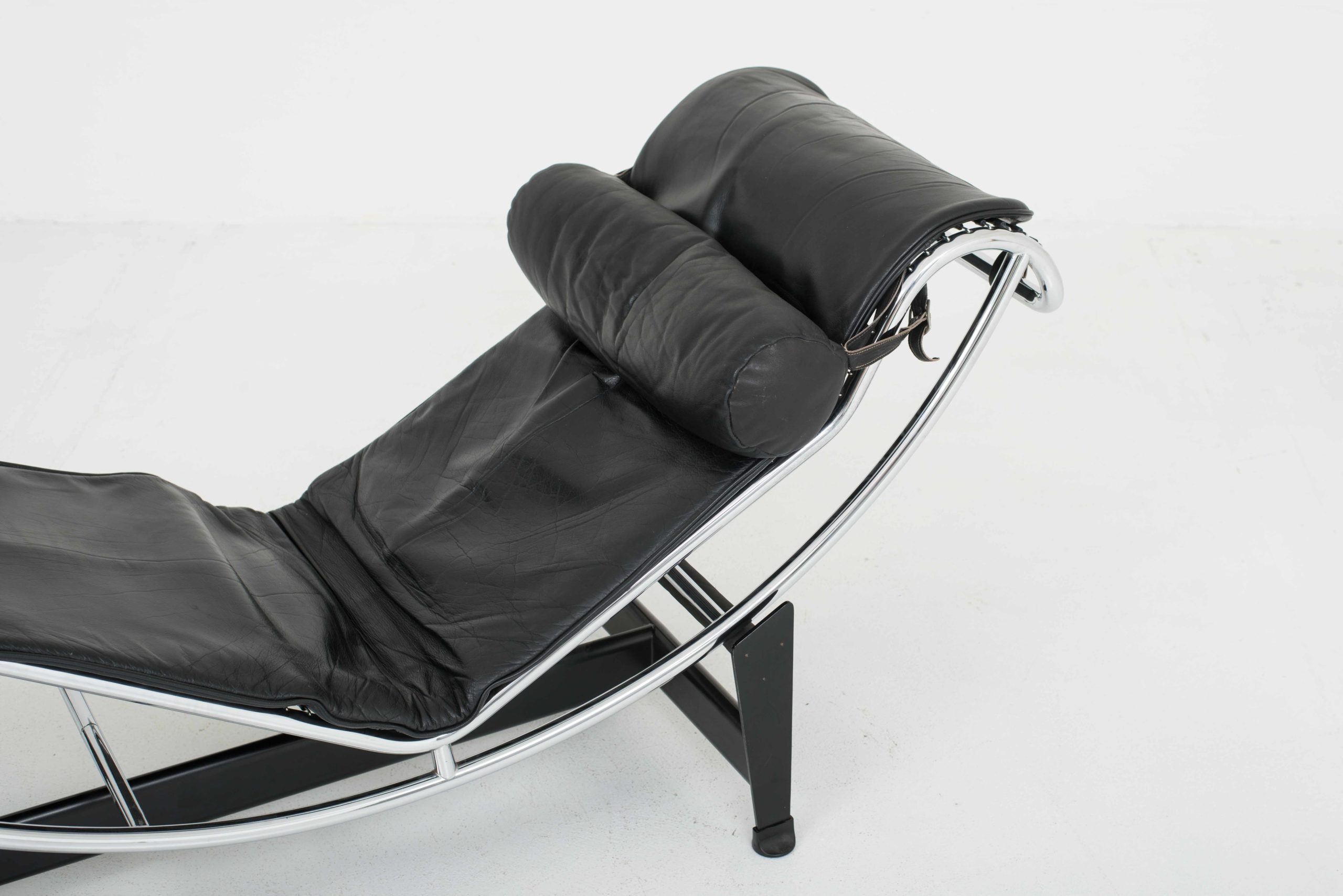 Le Corbusier LC4 Chaise Longue von Cassina-4
