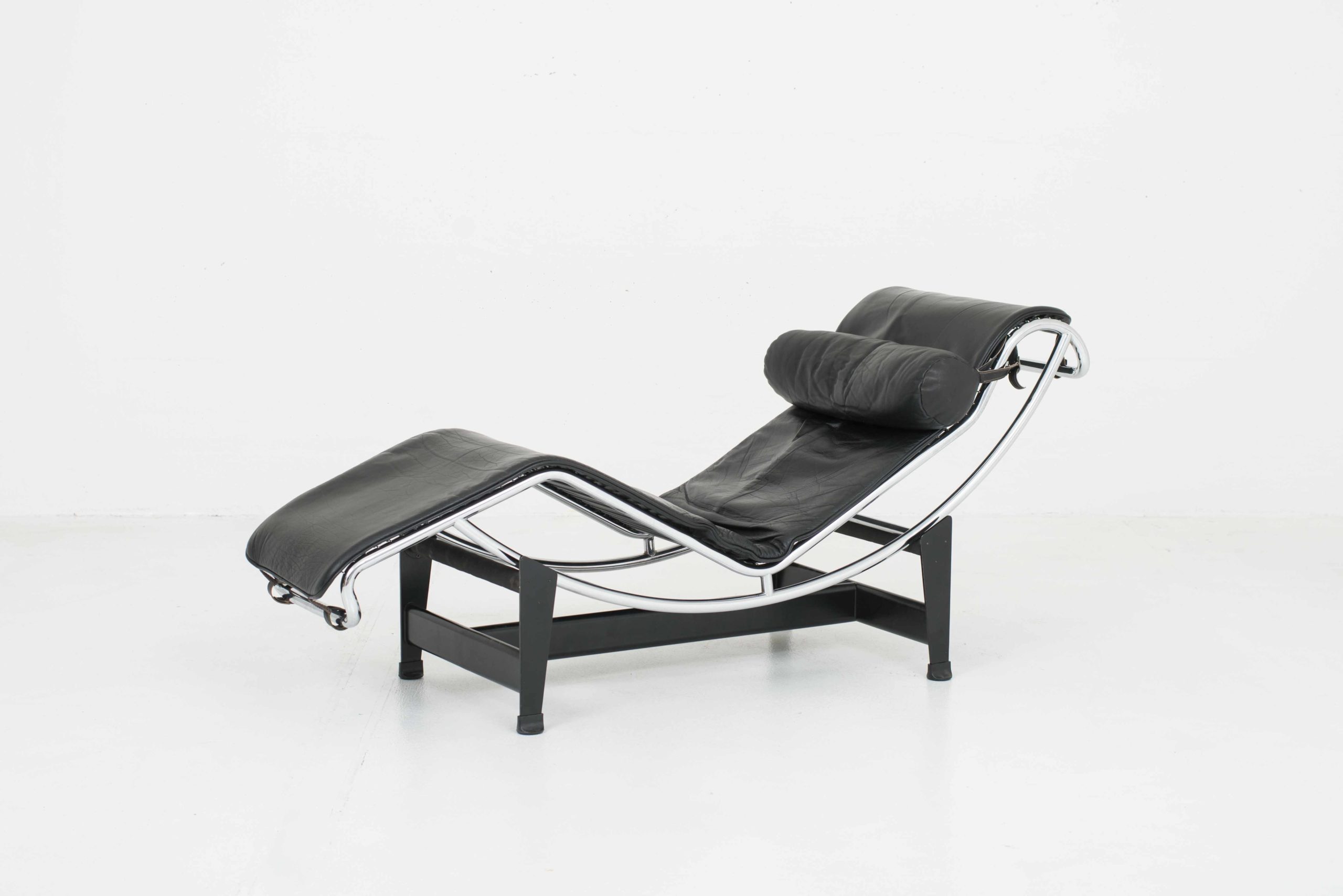 Le Corbusier LC4 Chaise Longue von Cassina-0