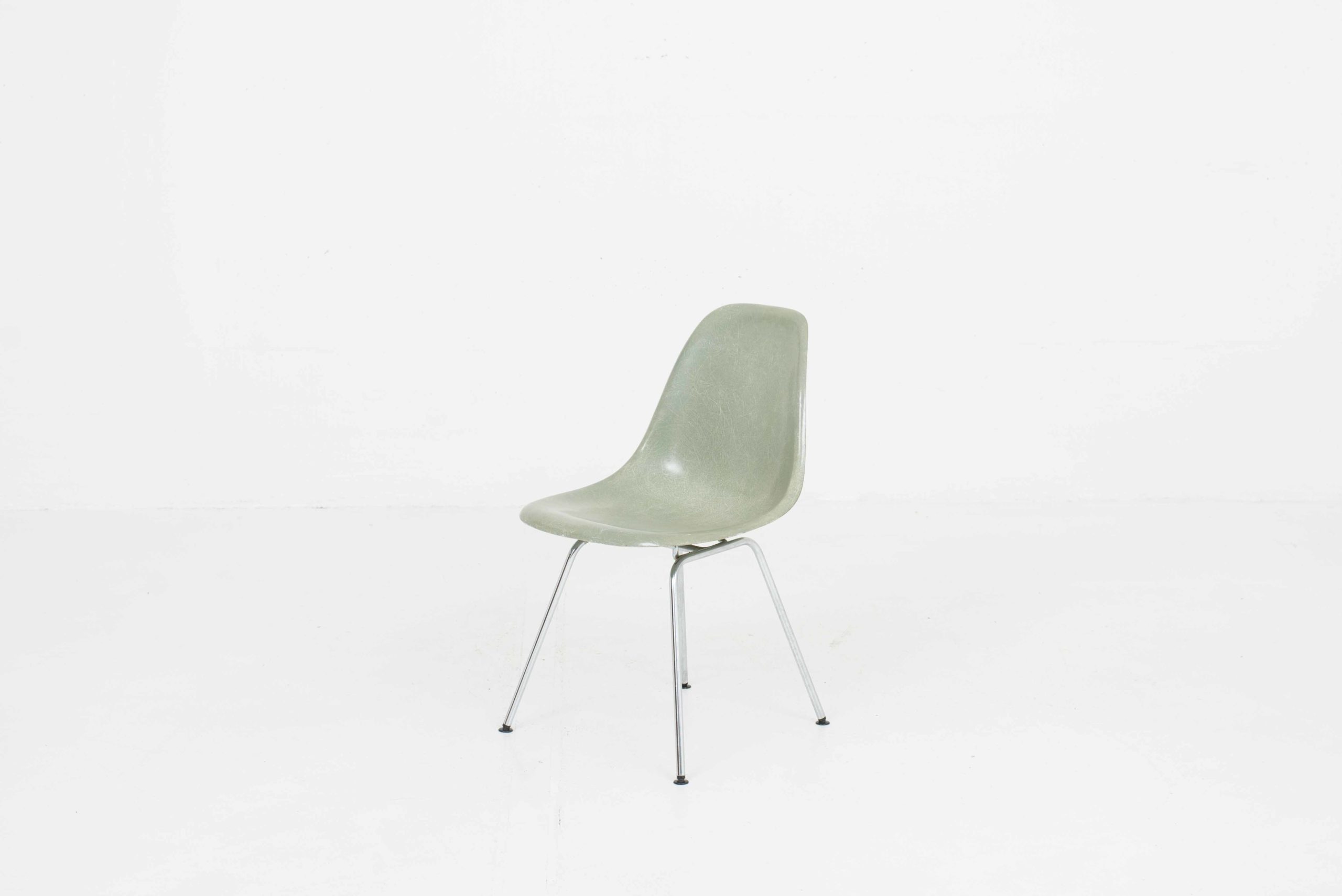 Vitra / Hermann Miller Fiberglas Side Chair von Eames-9