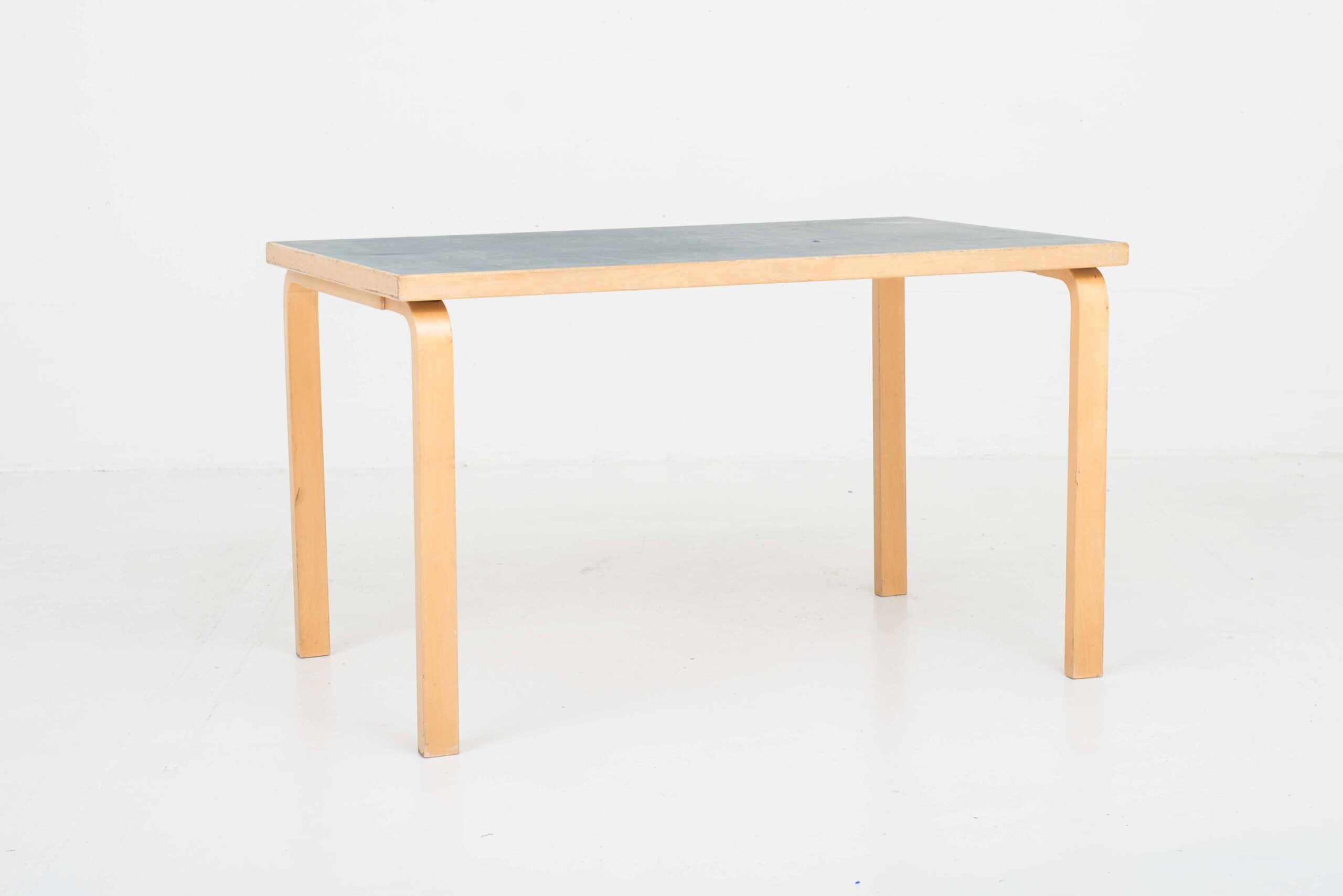 Alvar Aalto Tisch von Artek-3