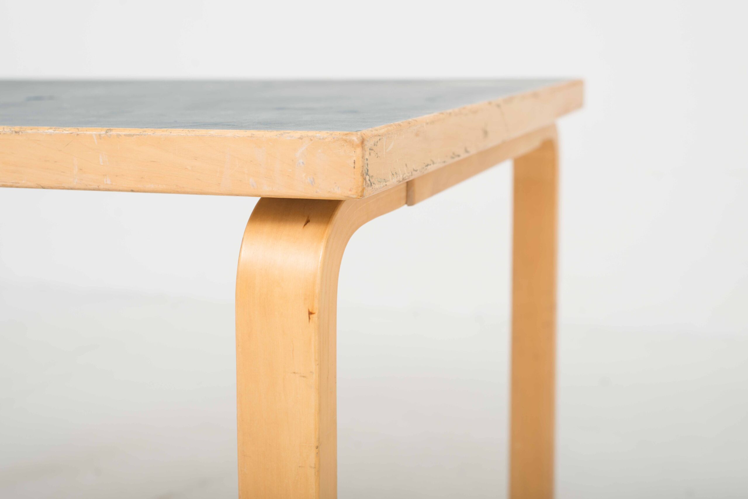 Alvar Aalto Tisch von Artek-11