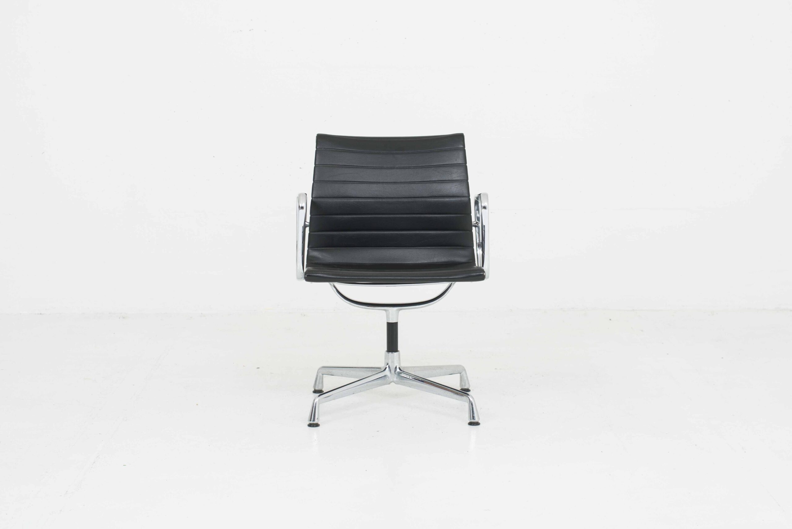 Vitra EA 107 / 108 / 117 Bürostuhl von Eames in schwarzem Vinylleder-1