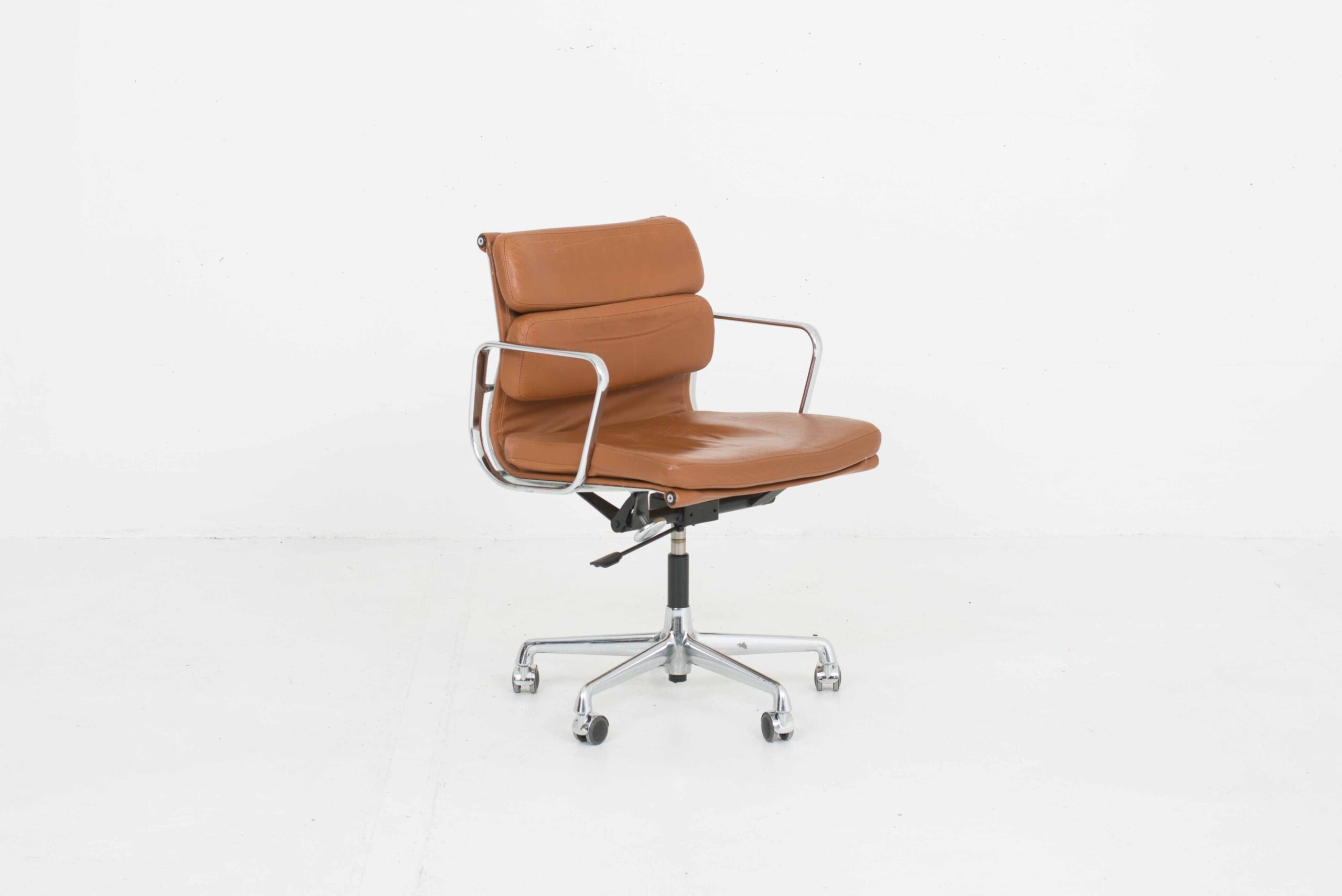 Herman Miller / Vitra EA 217 Soft Pad Bürostuhl von Eames in Cognac-0