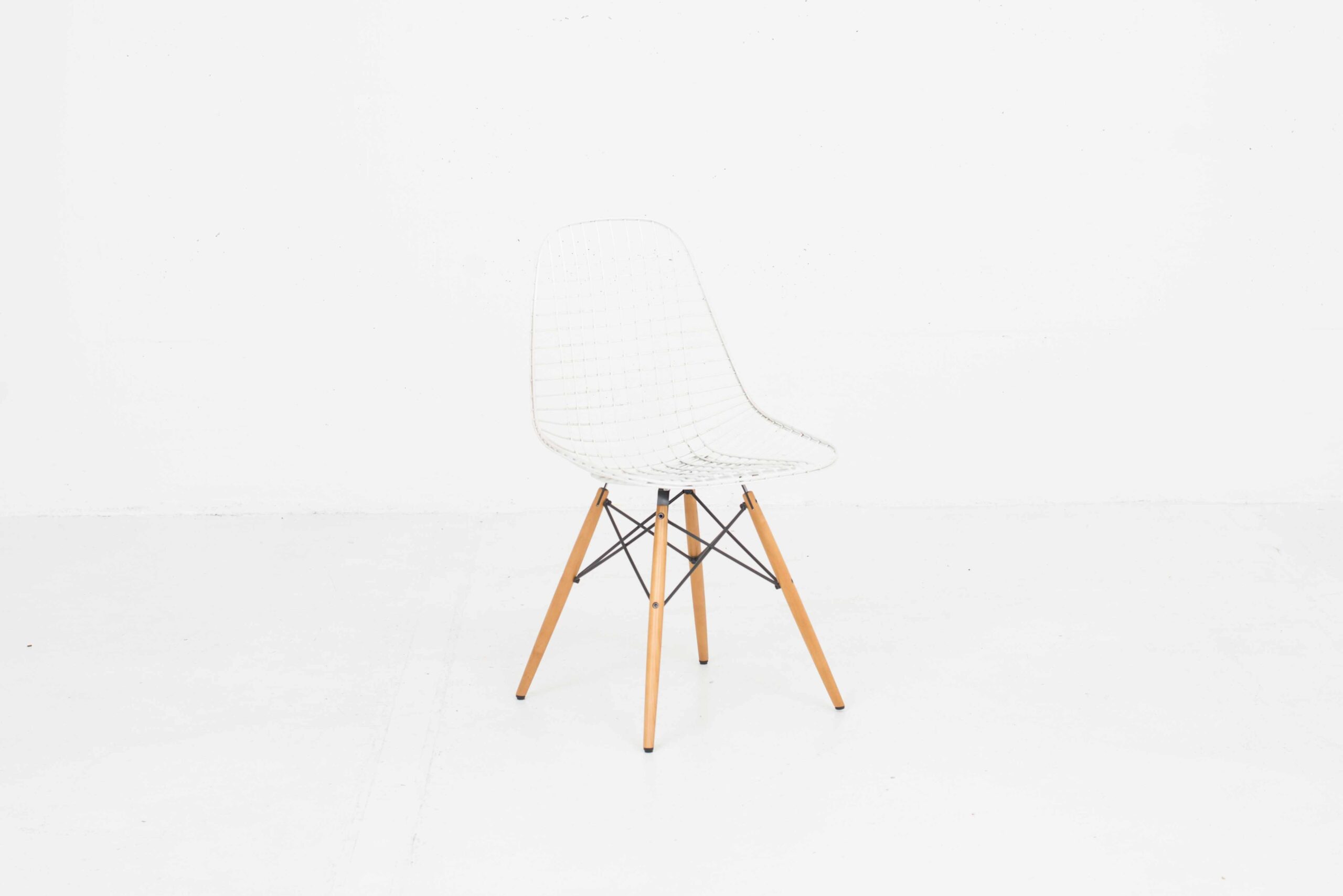 Charles &amp; Ray Eames DKW Wire Chair von Vitra-0