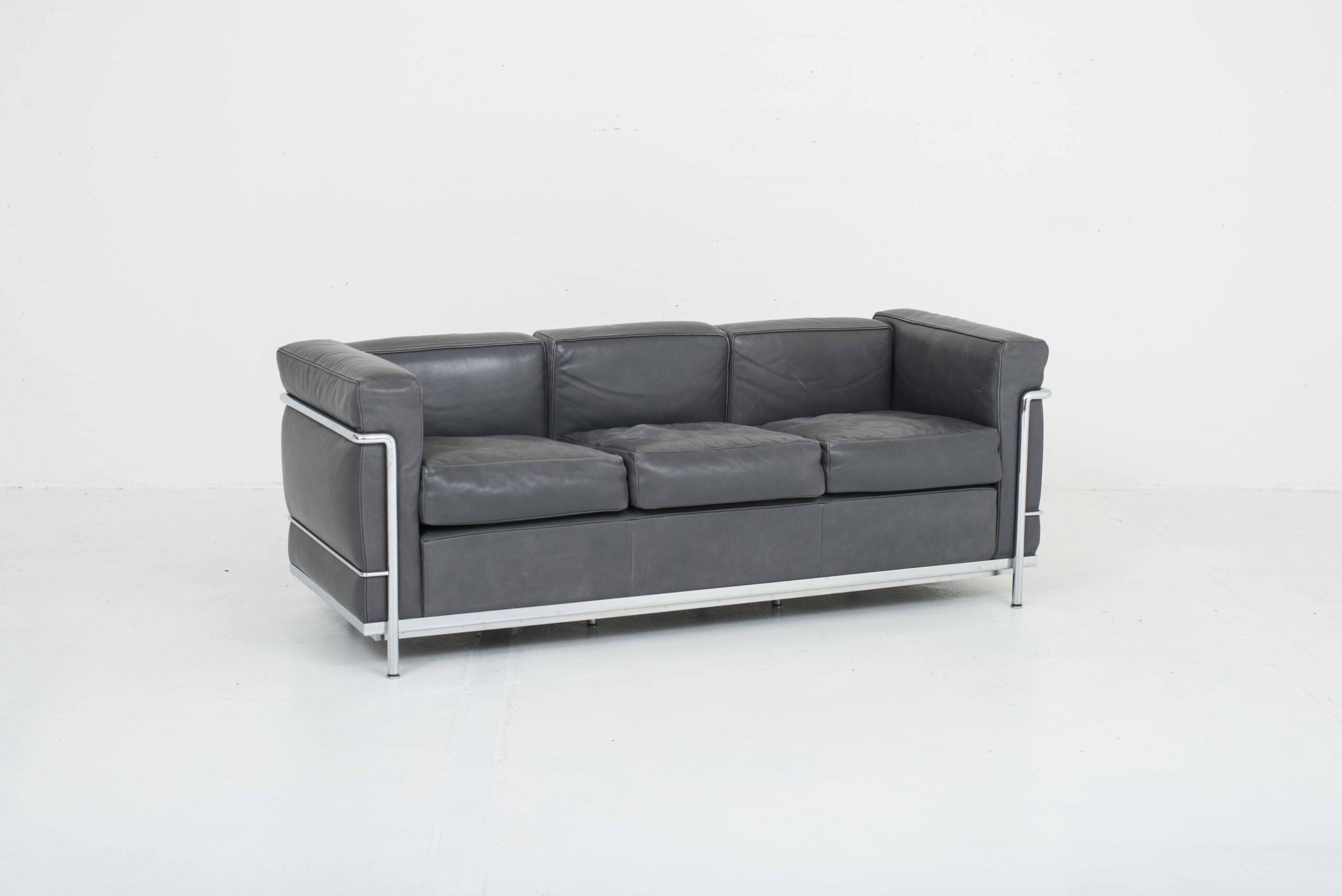 Cassina LC2 3er Sofa von Le Corbusier in grauem Naturleder-0