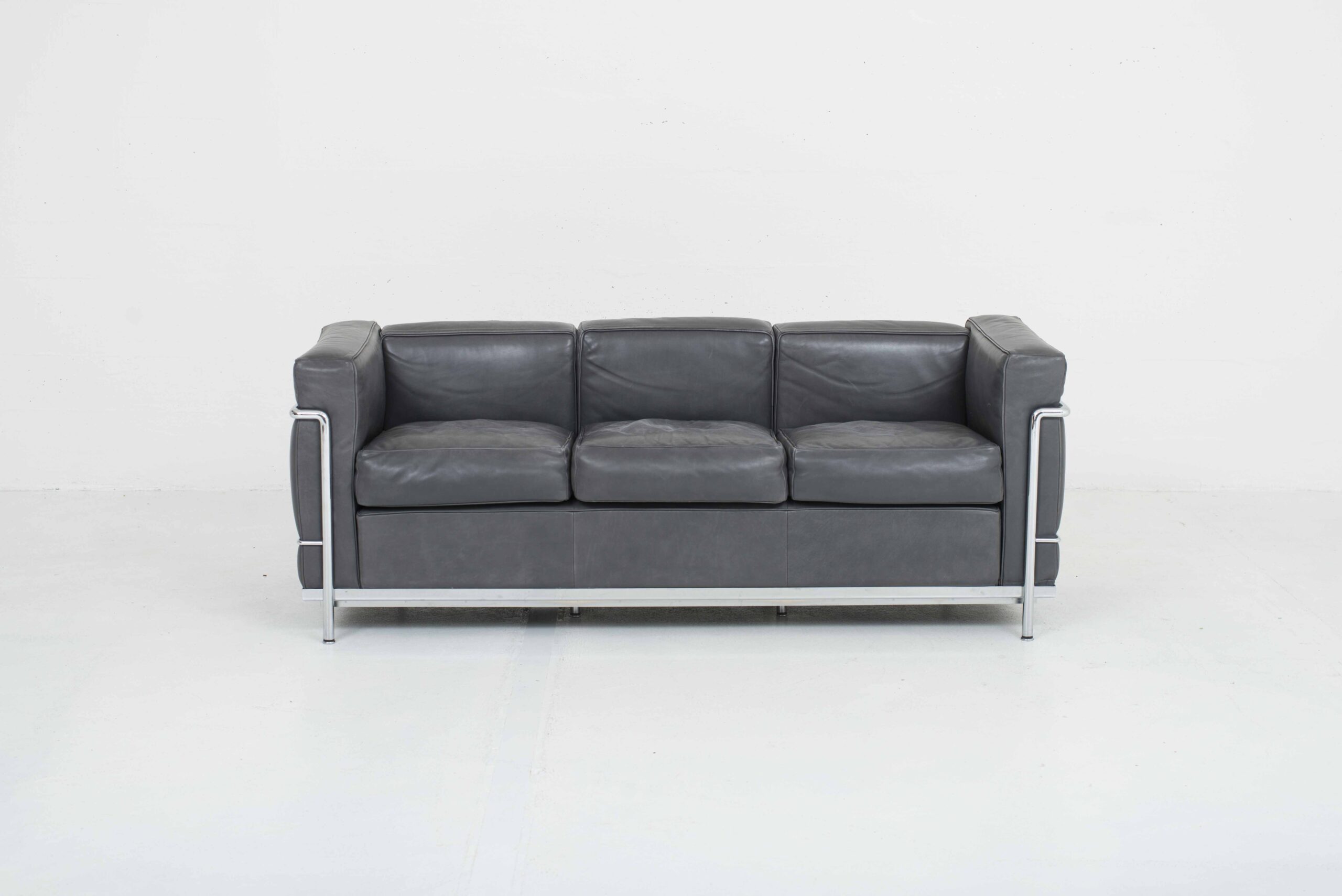 Cassina LC2 3er Sofa von Le Corbusier in grauem Naturleder-1