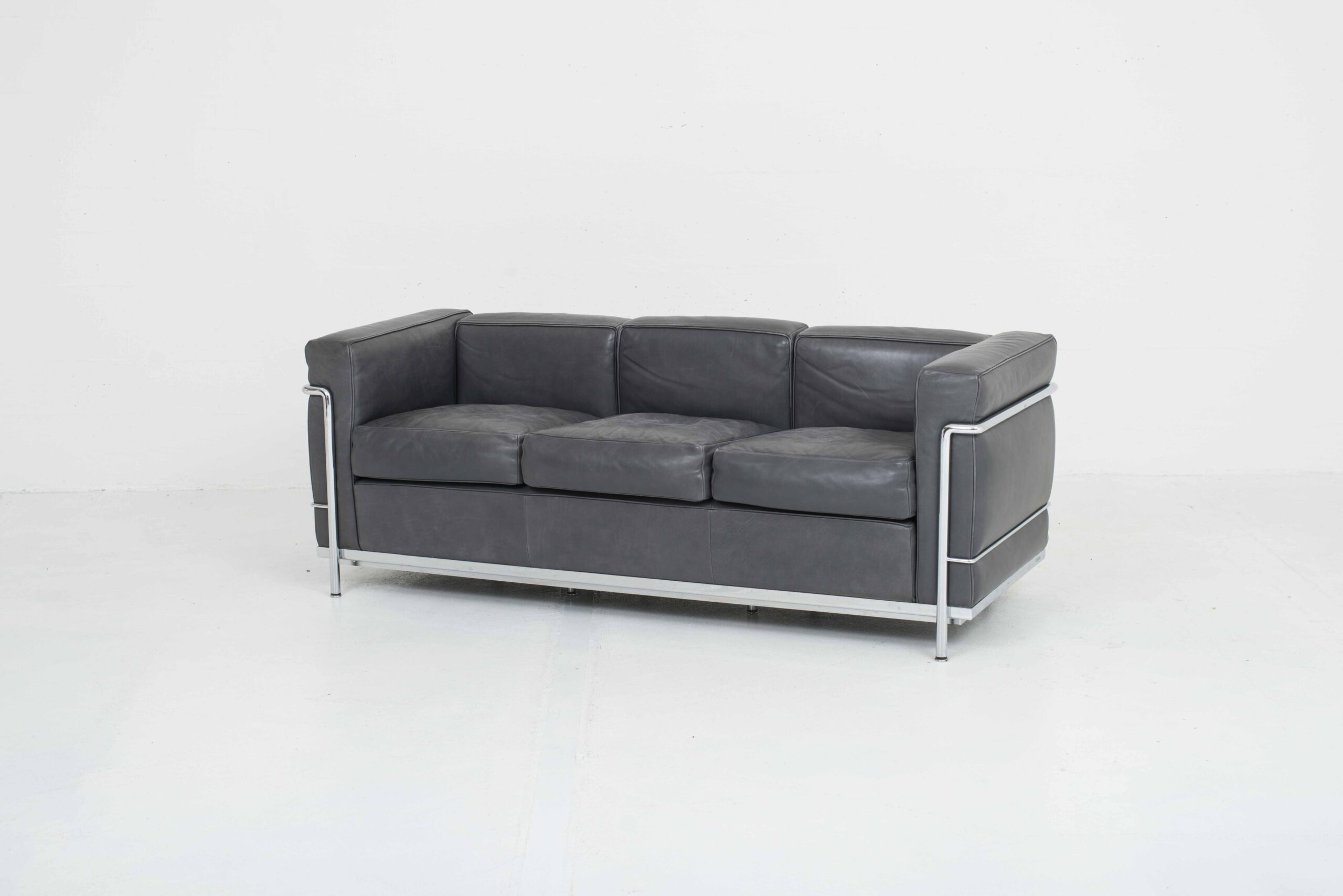 Le Corbusier LC2 3er Sofa von Cassina in grauem Naturleder-2