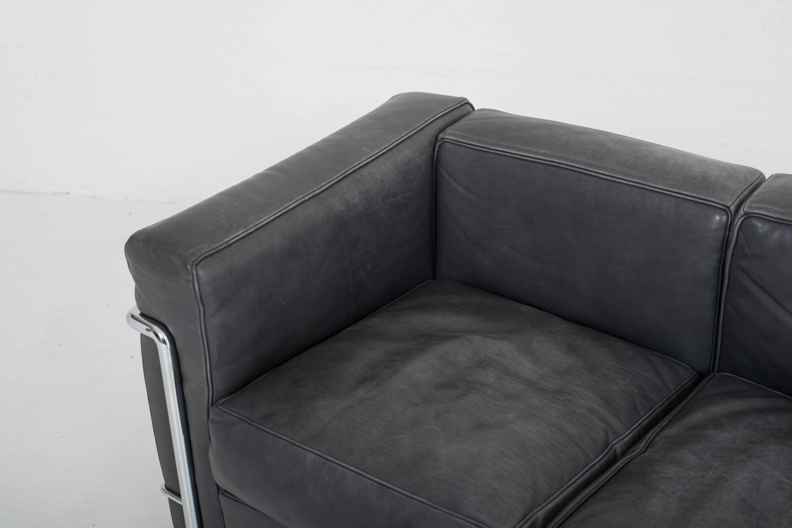 Le Corbusier LC2 3er Sofa von Cassina in grauem Naturleder-3