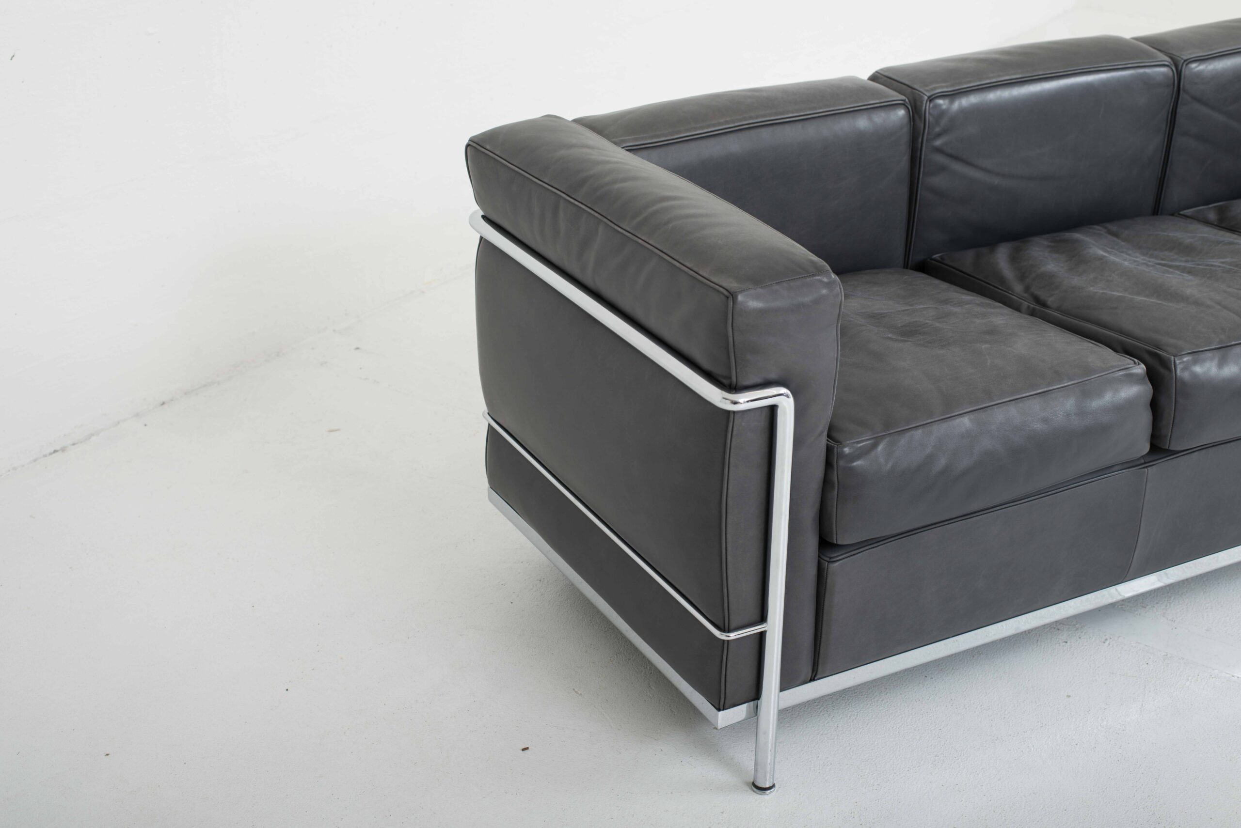 Cassina LC2 3er Sofa von Le Corbusier in grauem Naturleder-7