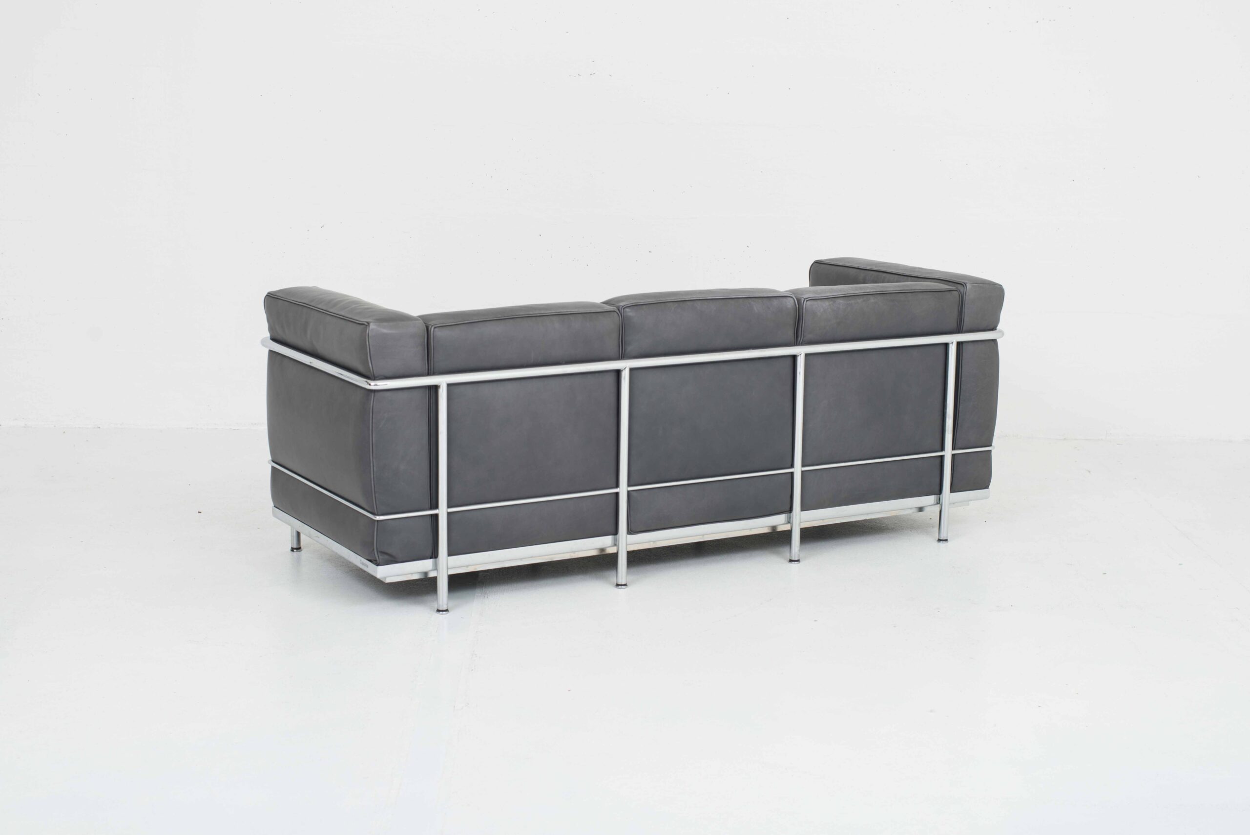 Cassina LC2 3er Sofa von Le Corbusier in grauem Naturleder-8