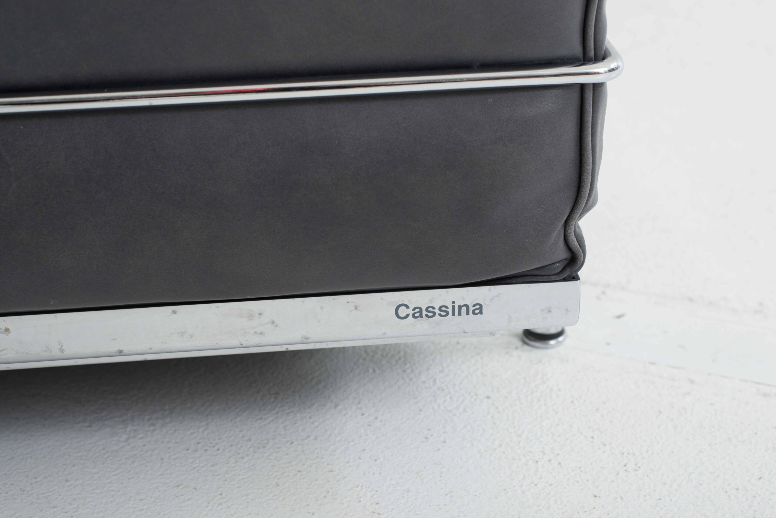 Cassina LC2 3er Sofa von Le Corbusier in grauem Naturleder-9