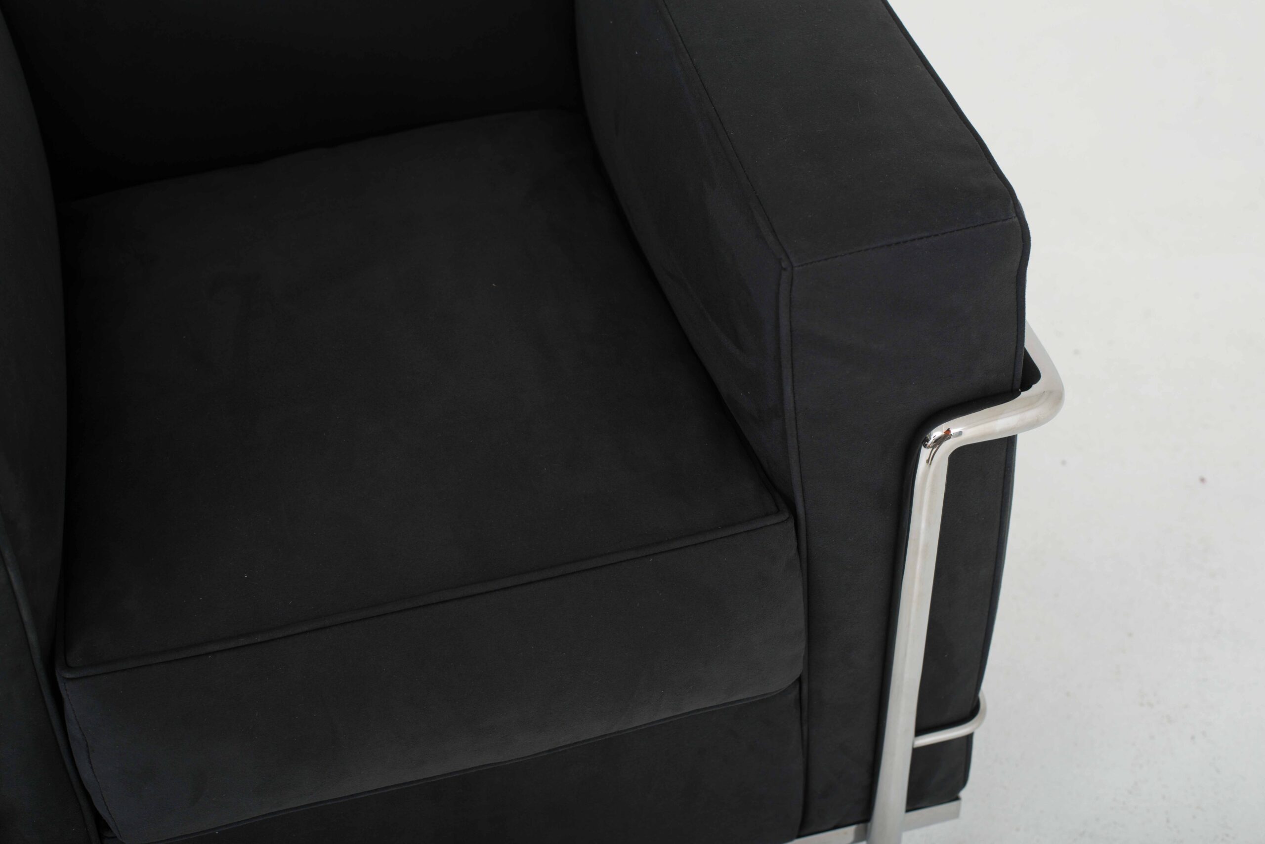 Cassina LC2 Sessel von Le Corbusier in Textil Schwarz-9