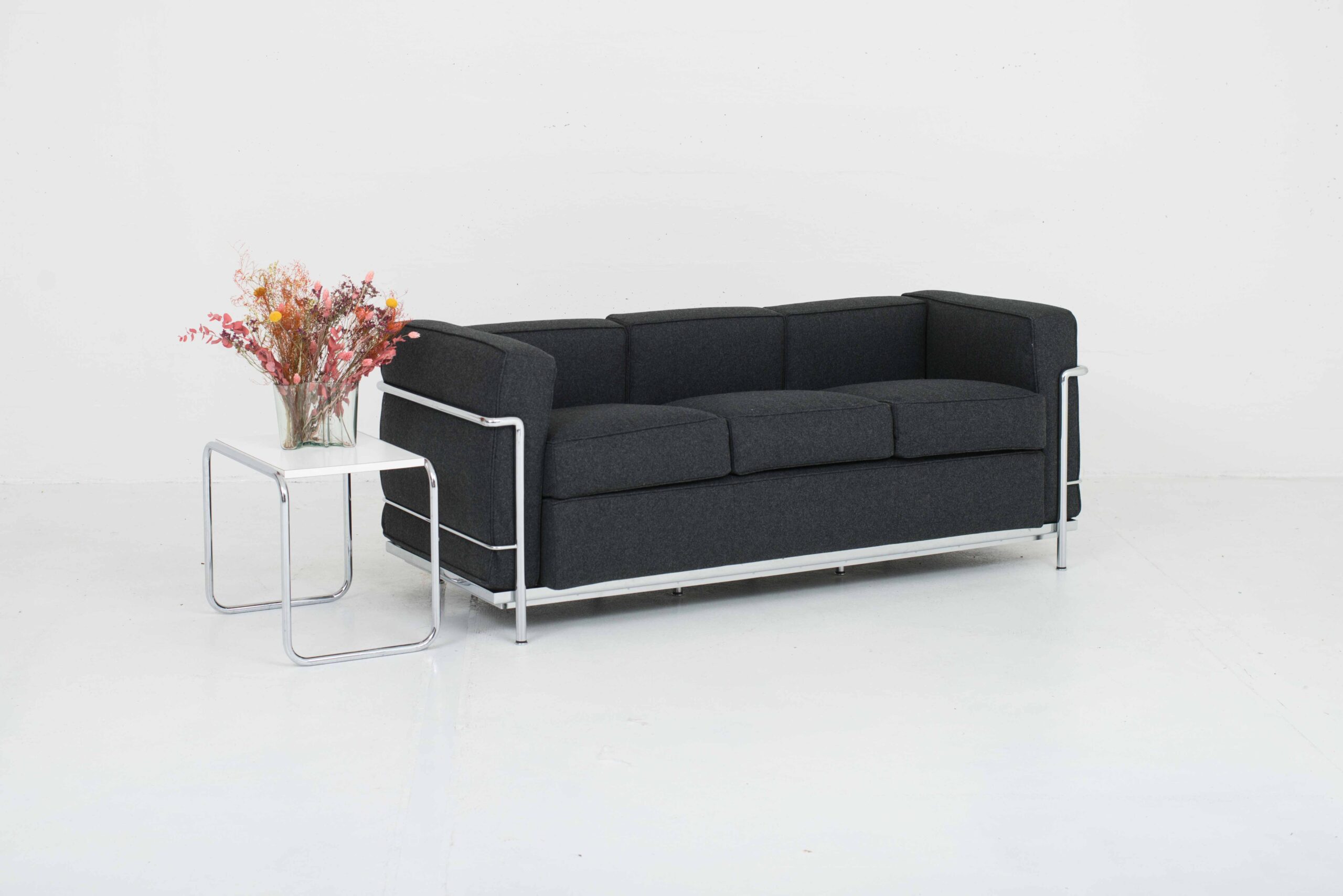 Le Corbusier LC2 3er Sofa von Cassina in dunkelgrauem Wollstoff-0