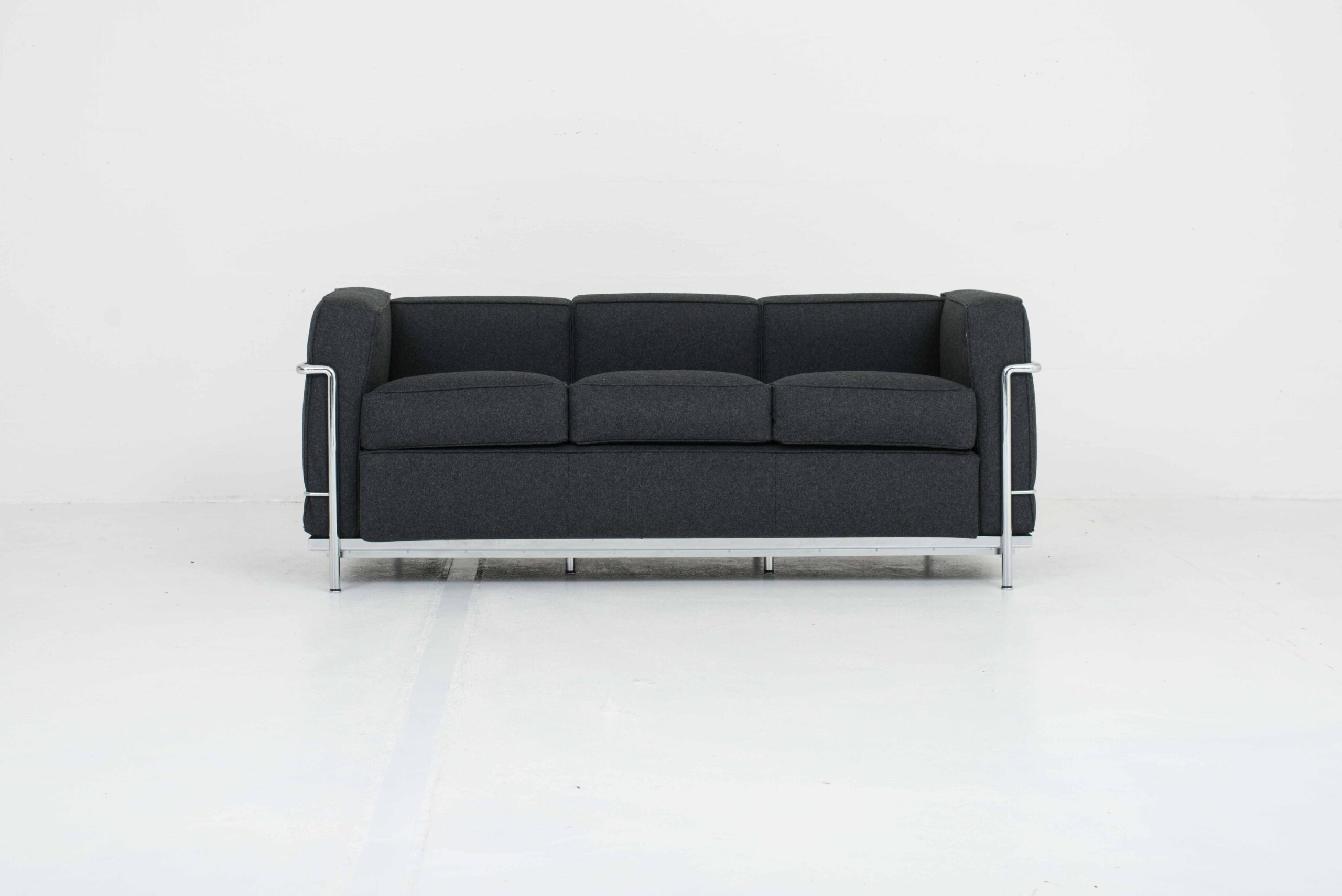 Le Corbusier LC2 3er Sofa von Cassina in dunkelgrauem Wollstoff-2