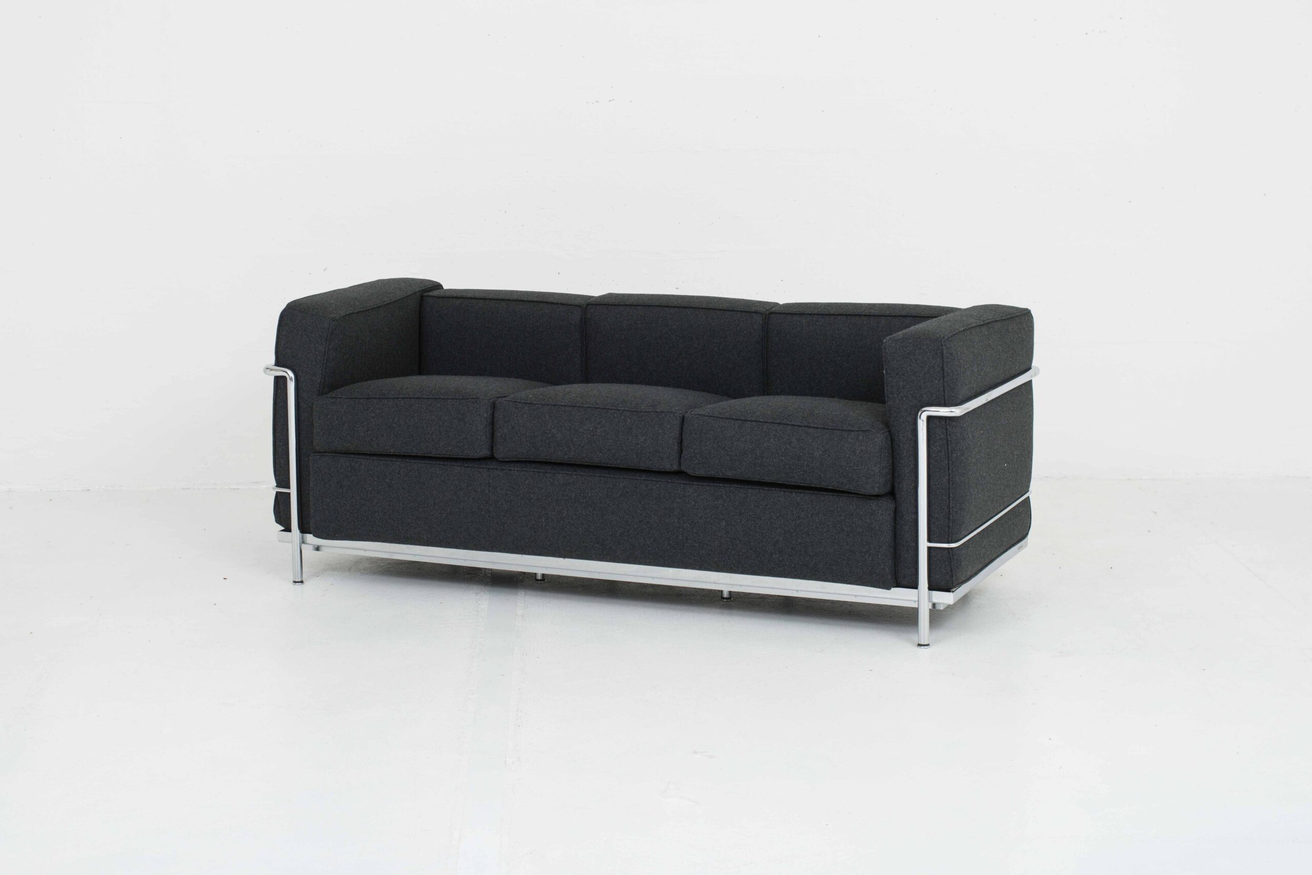 Le Corbusier LC2 3er Sofa von Cassina in dunkelgrauem Wollstoff-3